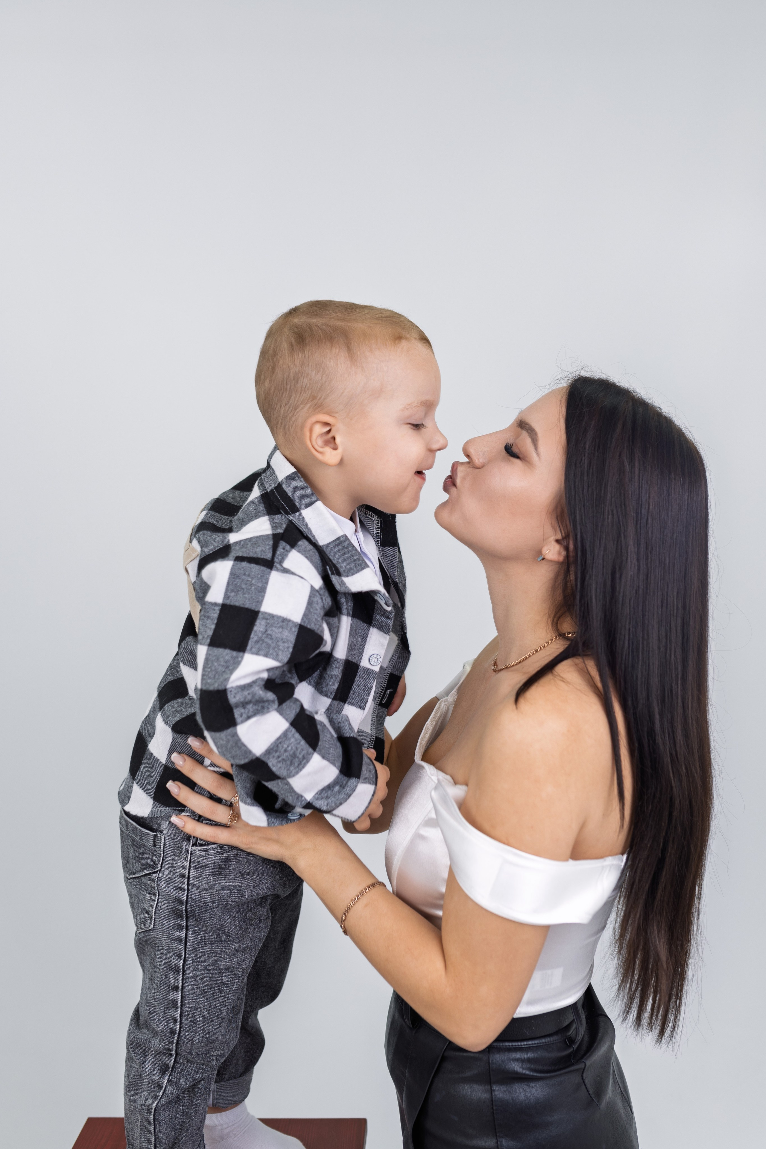 Семейная фотосессия в студии Гуково Ростовская область фотограф Григорий Новиков фотовидео съёмка novikov.foto. Фотограф Гуково Григорий Новиков novikov.foto