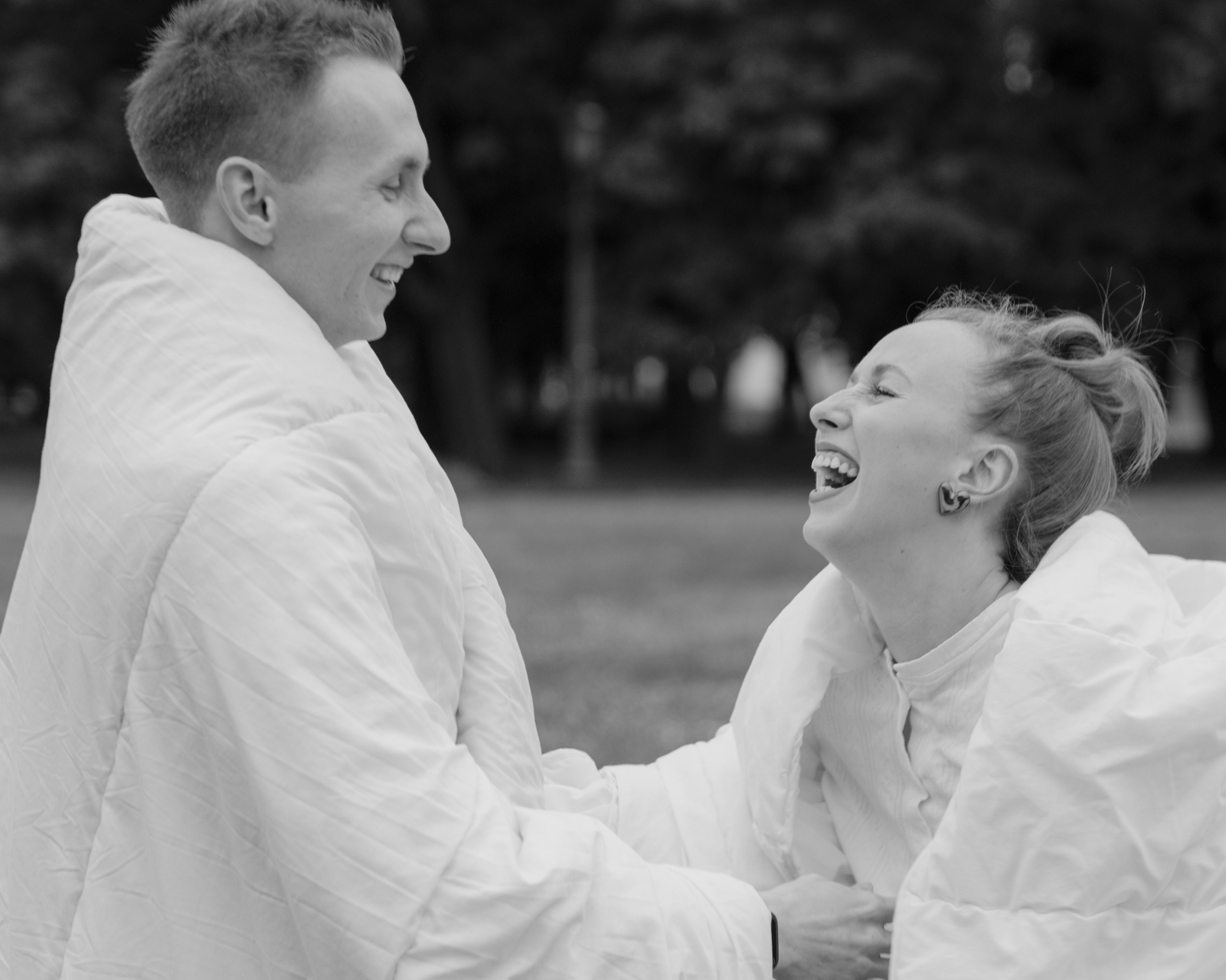 Лавстори прогулка в одеялах по ночному городу летом в Санкт-Петербурге. Фотограф в Санкт-Петербурге Вагнер Юлия