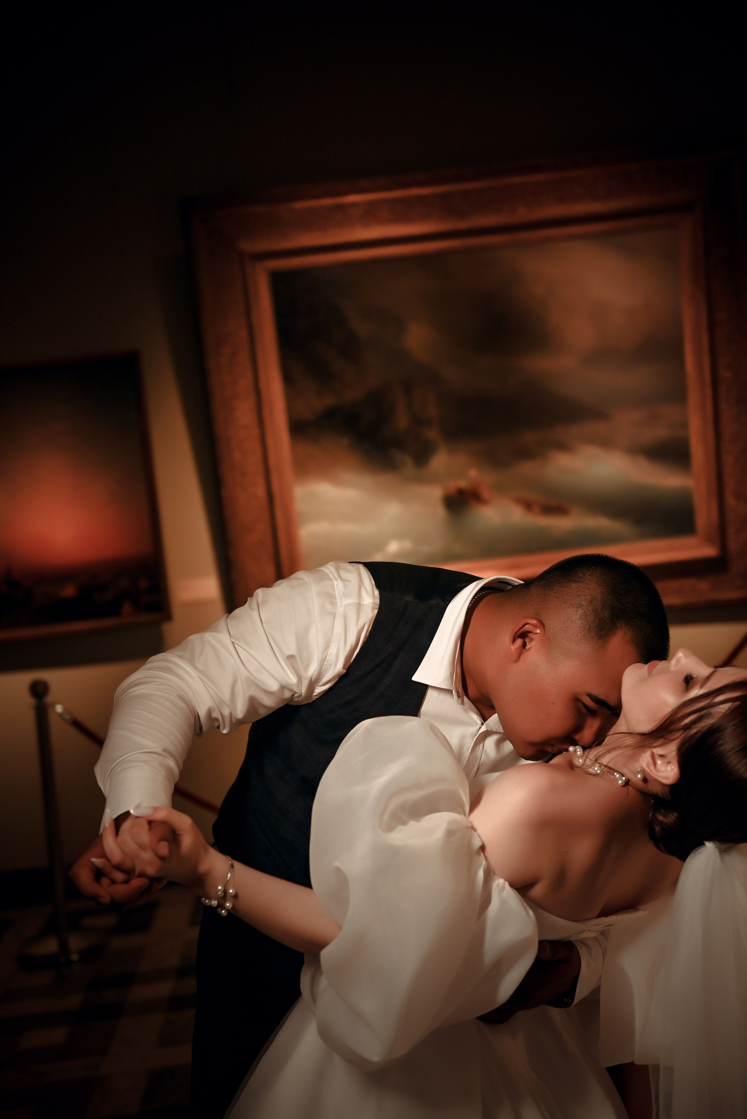 Небольшая свадебная серия в музее и прогулкой под дождем Эльмиры и Ризата. Свадебный, семейный, детский, контент фотограф в Омске Максим Ильин