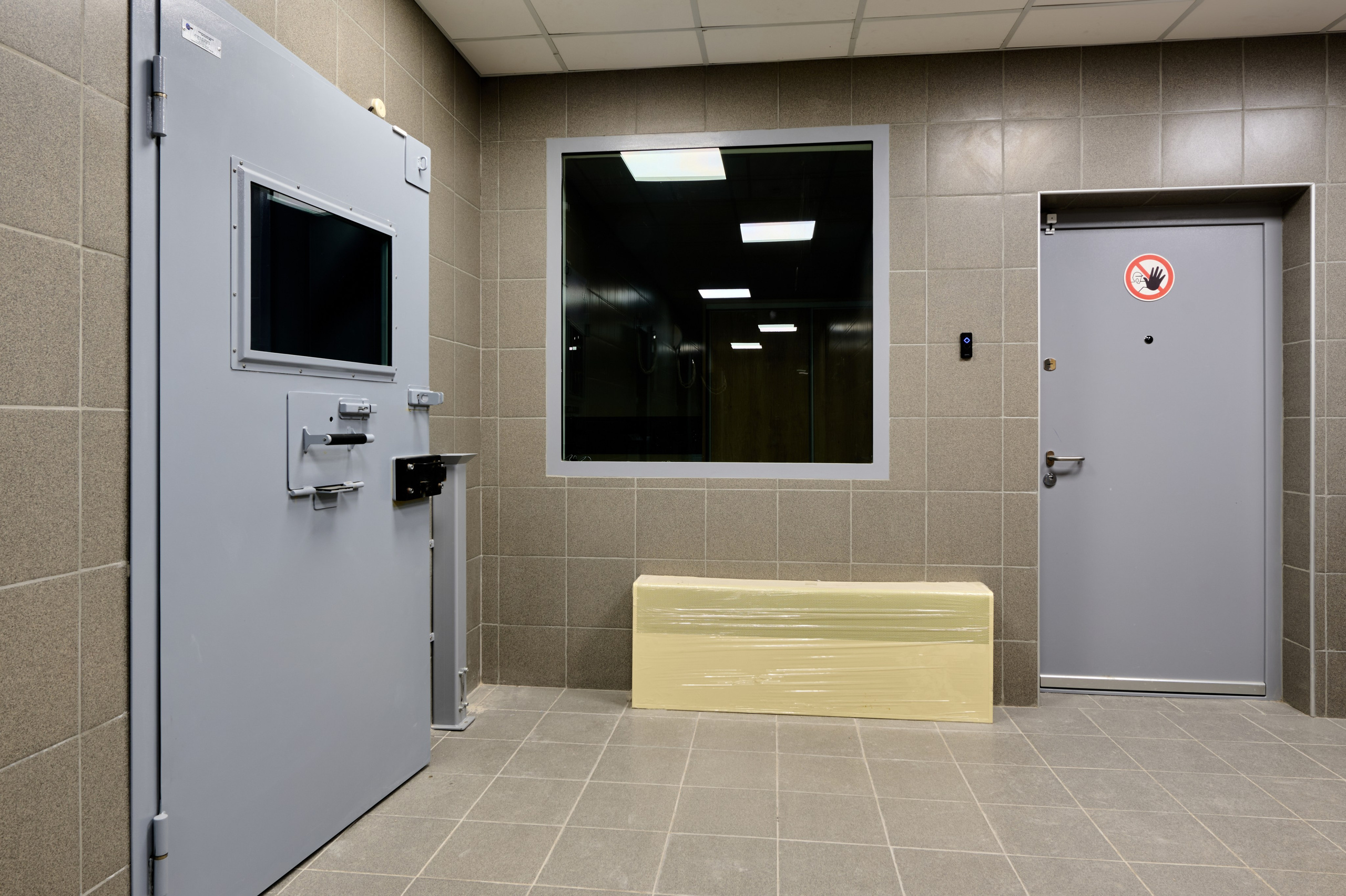 Тамбур и усиленная дверь, оконный проём, плиточная отделка