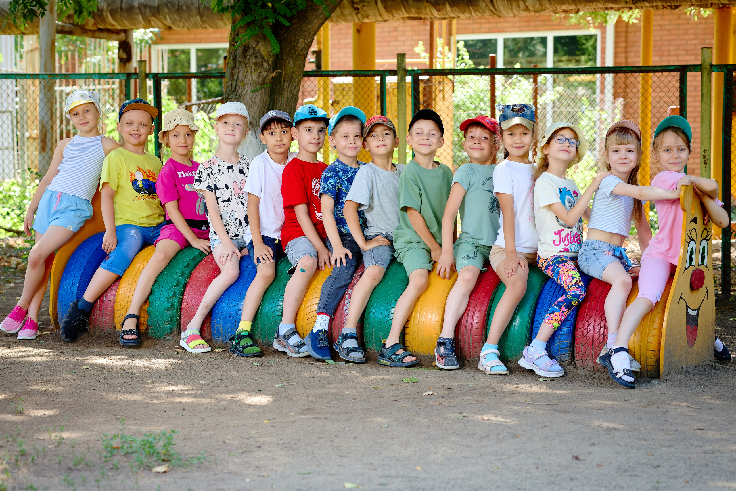 Пример летней съемки в детском саду № 92 Старшая группа Радуга. Фотограф Выпускные альбомы Таганрог Сергей Коробченко