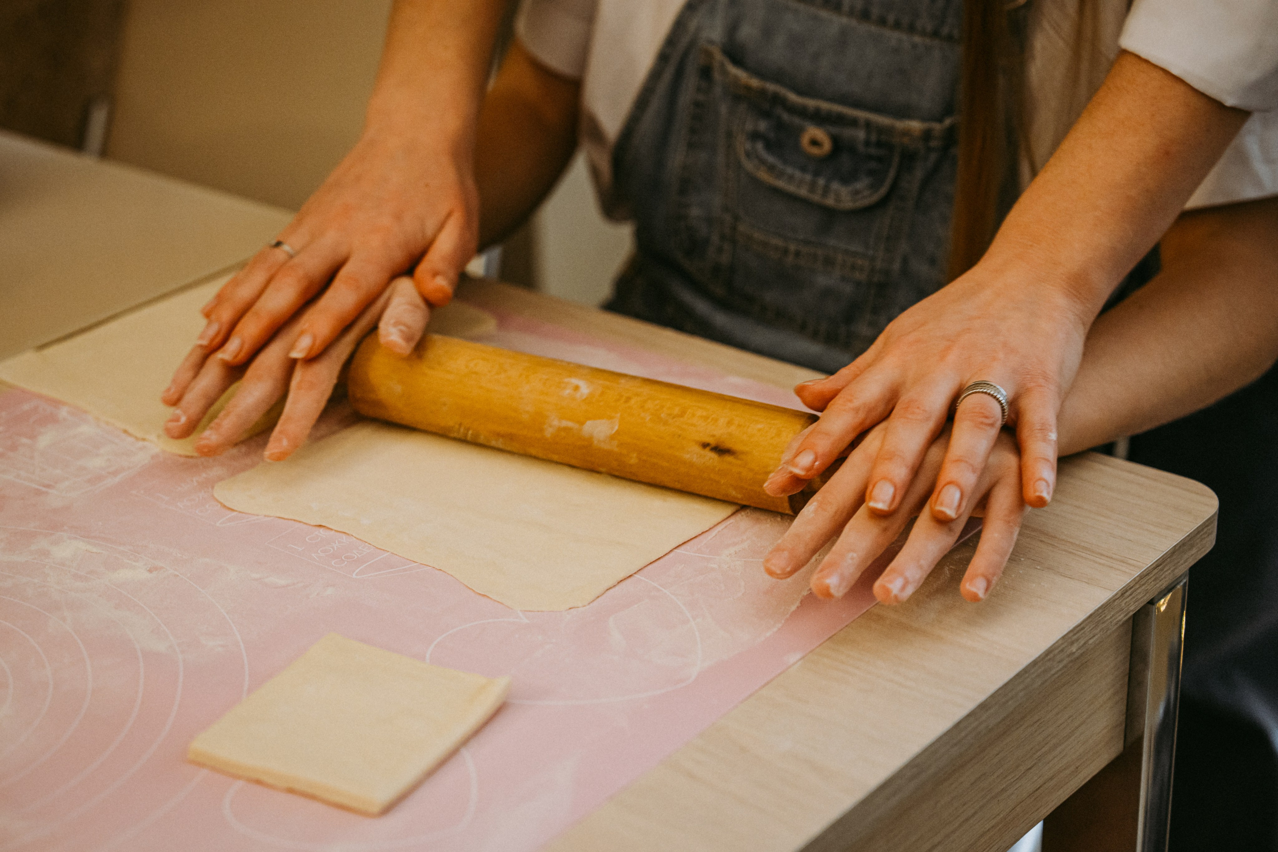 мама с дочкой, мамины руки
