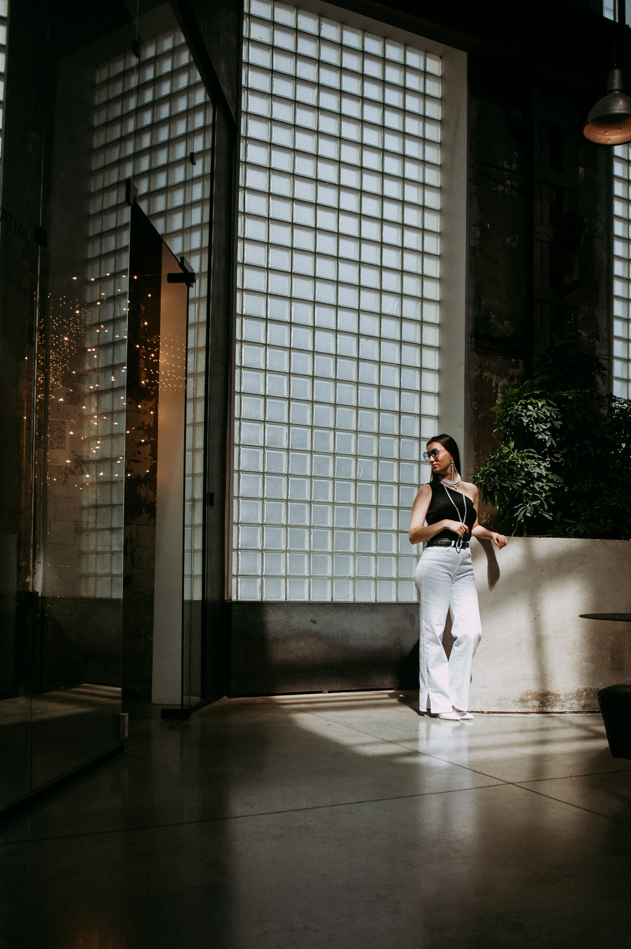 девушка в красивом интерьере с красивым свето-теневым рисунком