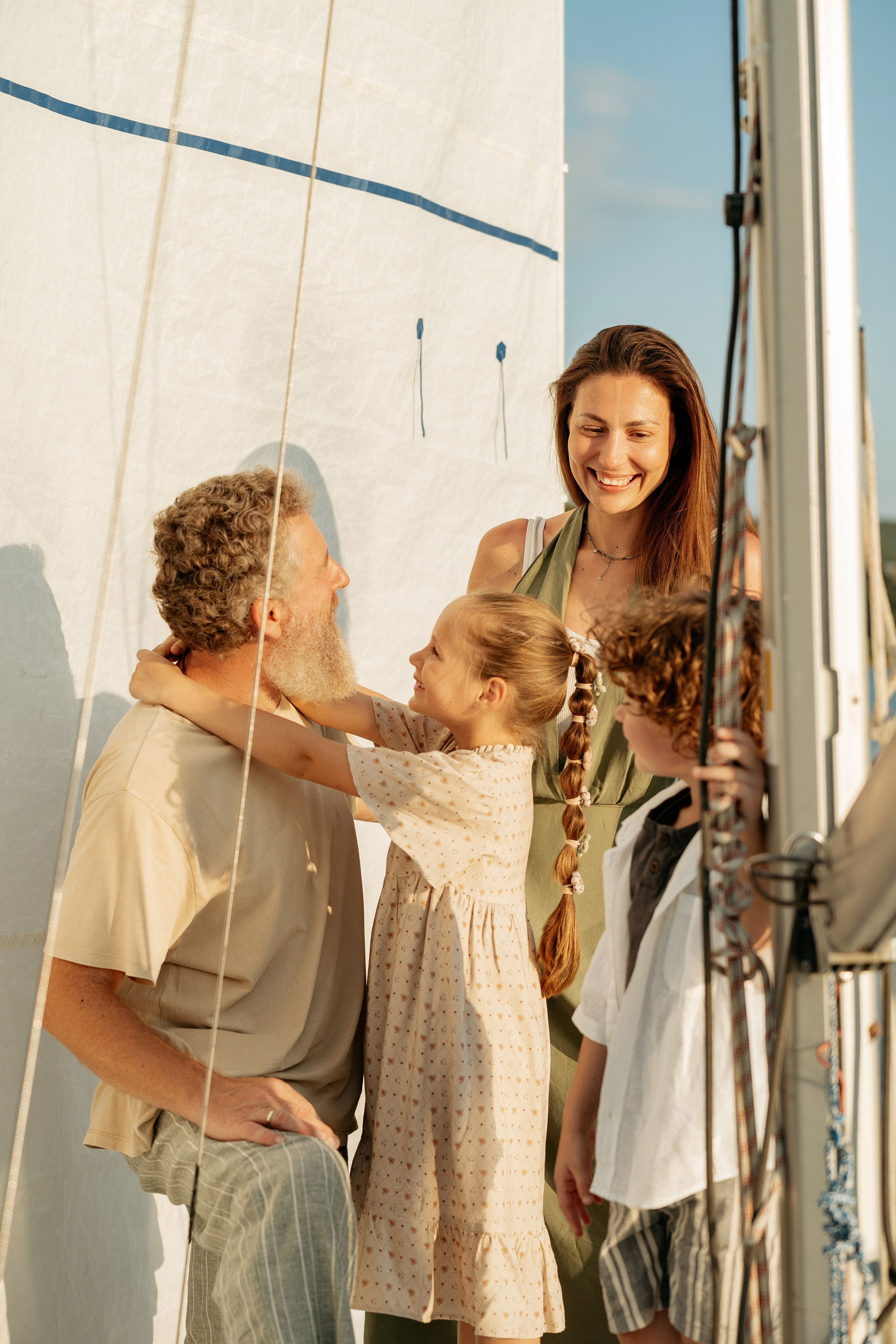 Папа учит сына управлять яхтой в Абрау-Дюрсо – драгоценные воспоминания