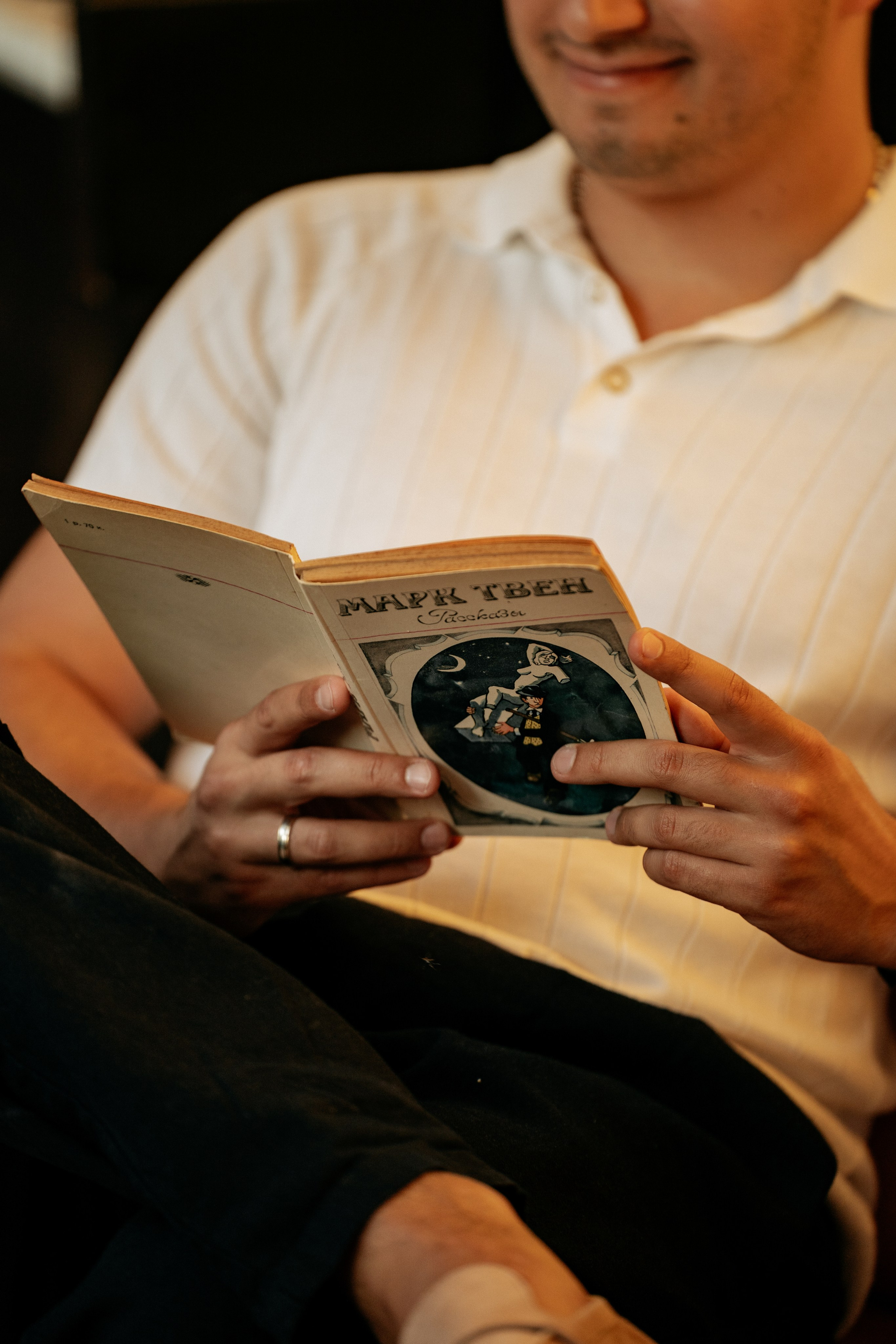 Силуэт пары на закате в окружении южной зелени. Волшебный свет и романтическое настроение.