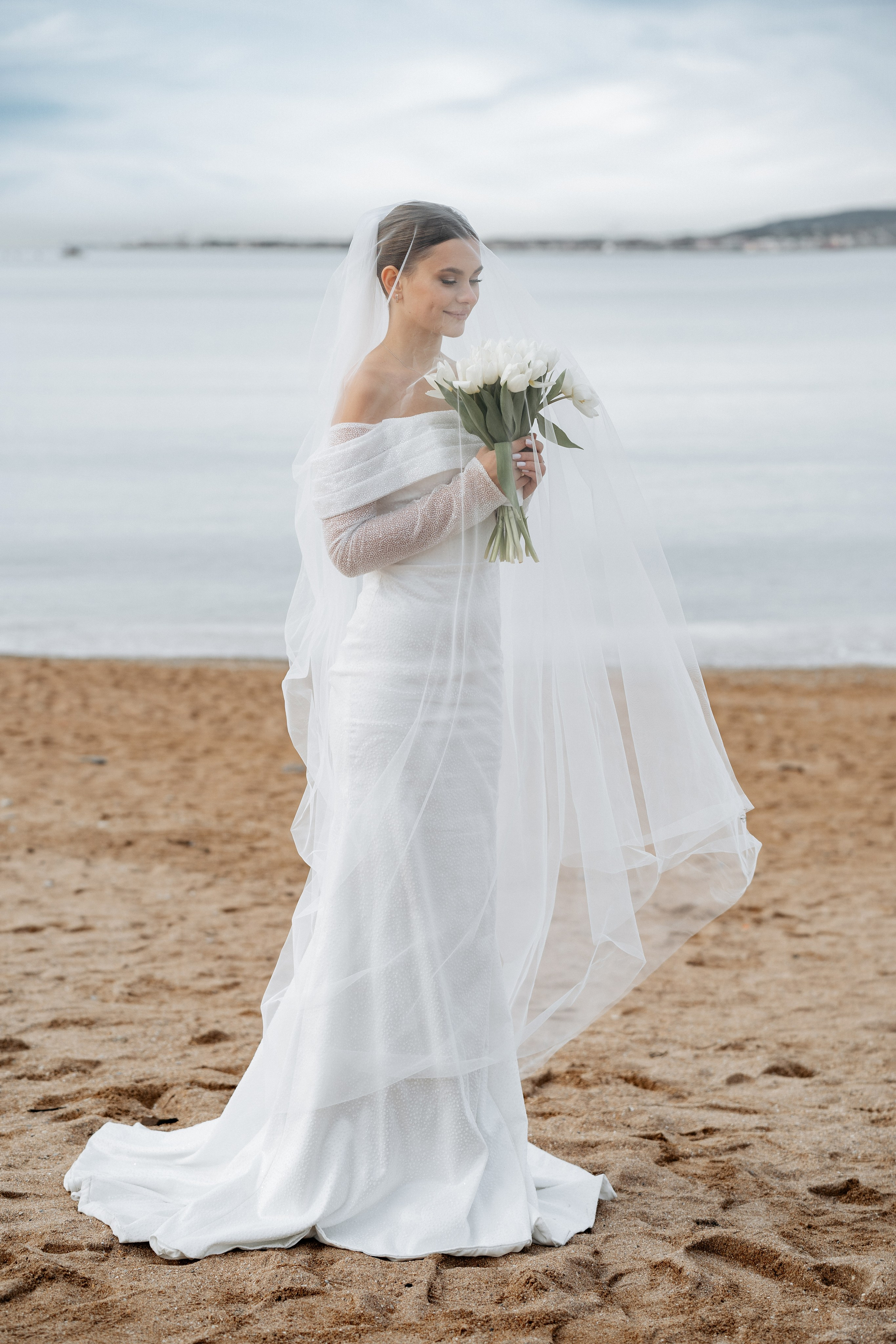 Свадебная фотография невесты, тюльпаны, свадебный фотограф Геленджик 