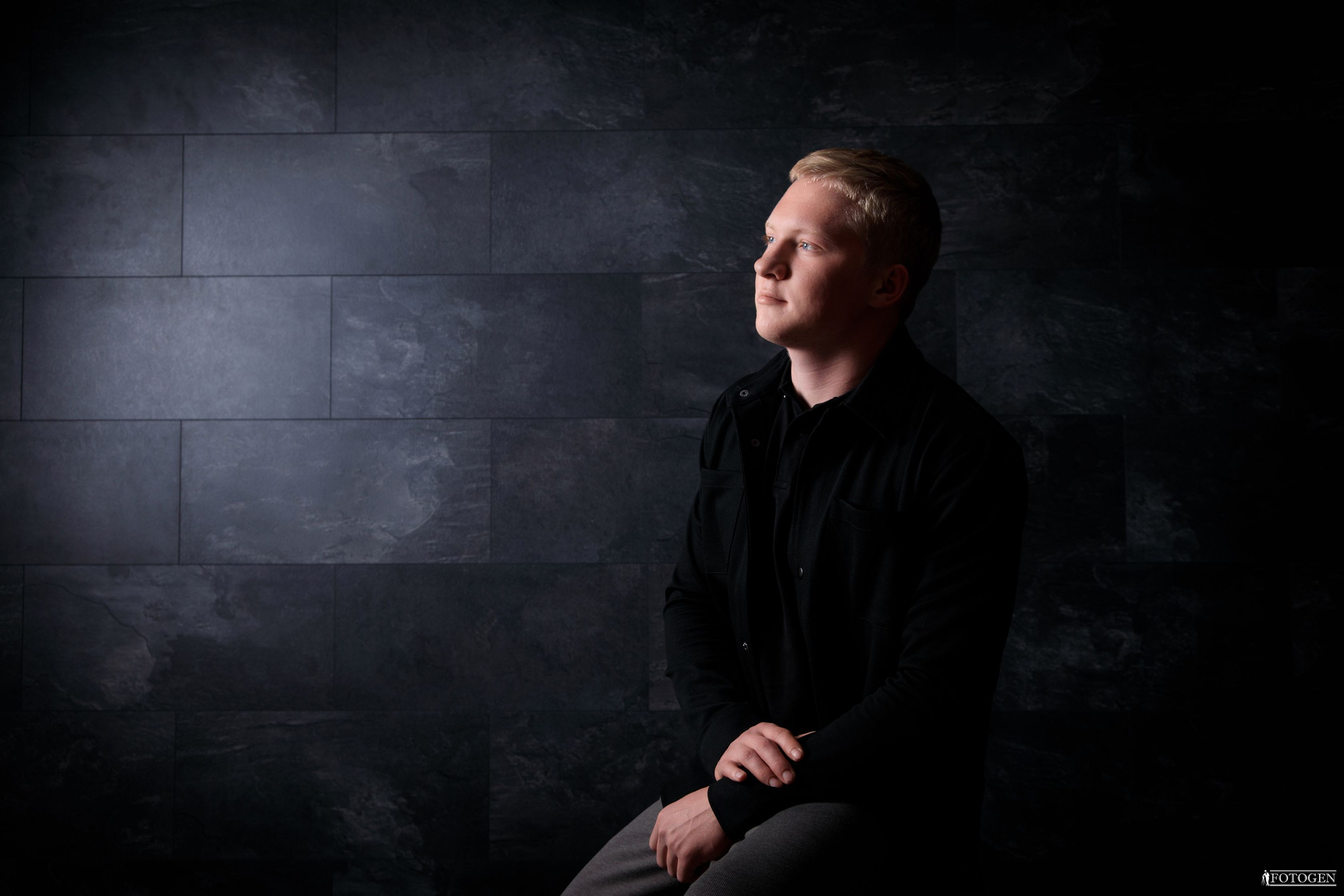 Профессиональная мужская фотосессия в Fotogen: Ваша история в кадре. Интерьерная фотостудия FOTOGEN г. Краснодар