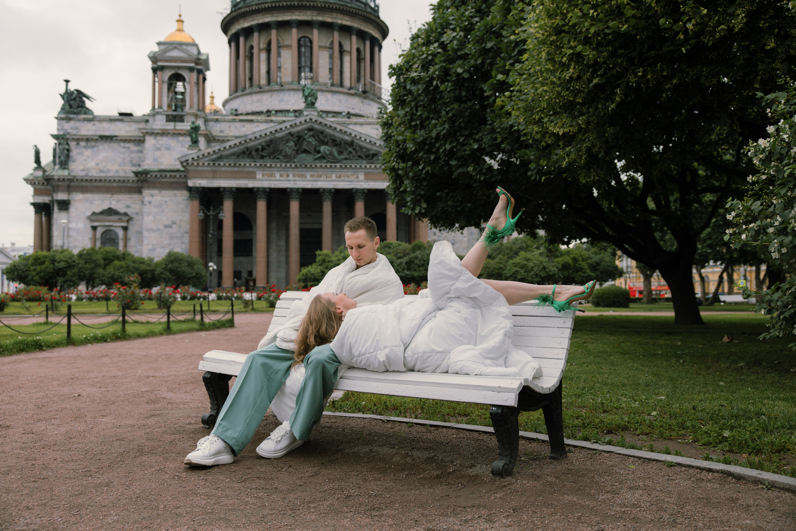 Лавстори прогулка в одеялах по ночному городу летом в Санкт-Петербурге. Фотограф в Санкт-Петербурге Вагнер Юлия