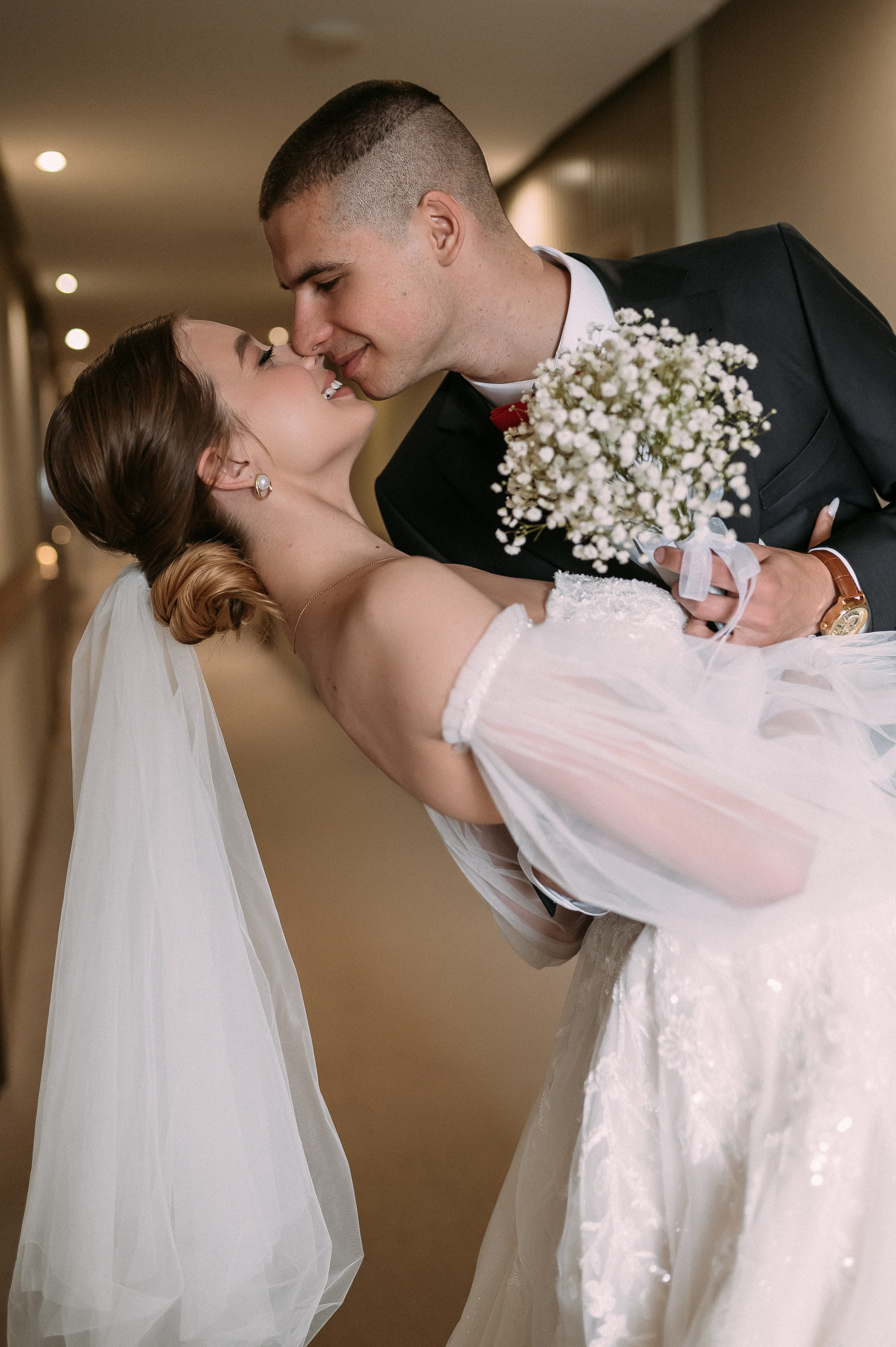 Свадебное утро и прогулка красивой яркой пары. Свадебный и семейный фотограф в Симферополе Дарья Маркова