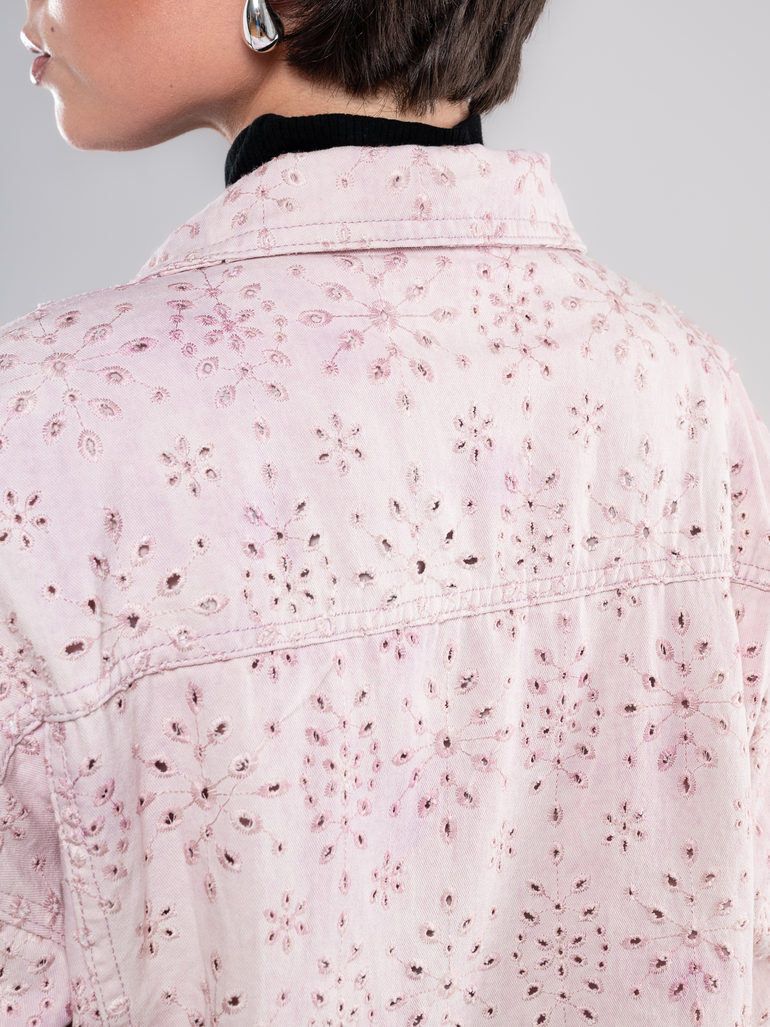 Джинсовые куртки на 2х моделях. Предметный фотограф, фото для маркетплейсов Пятигорск, КМВ