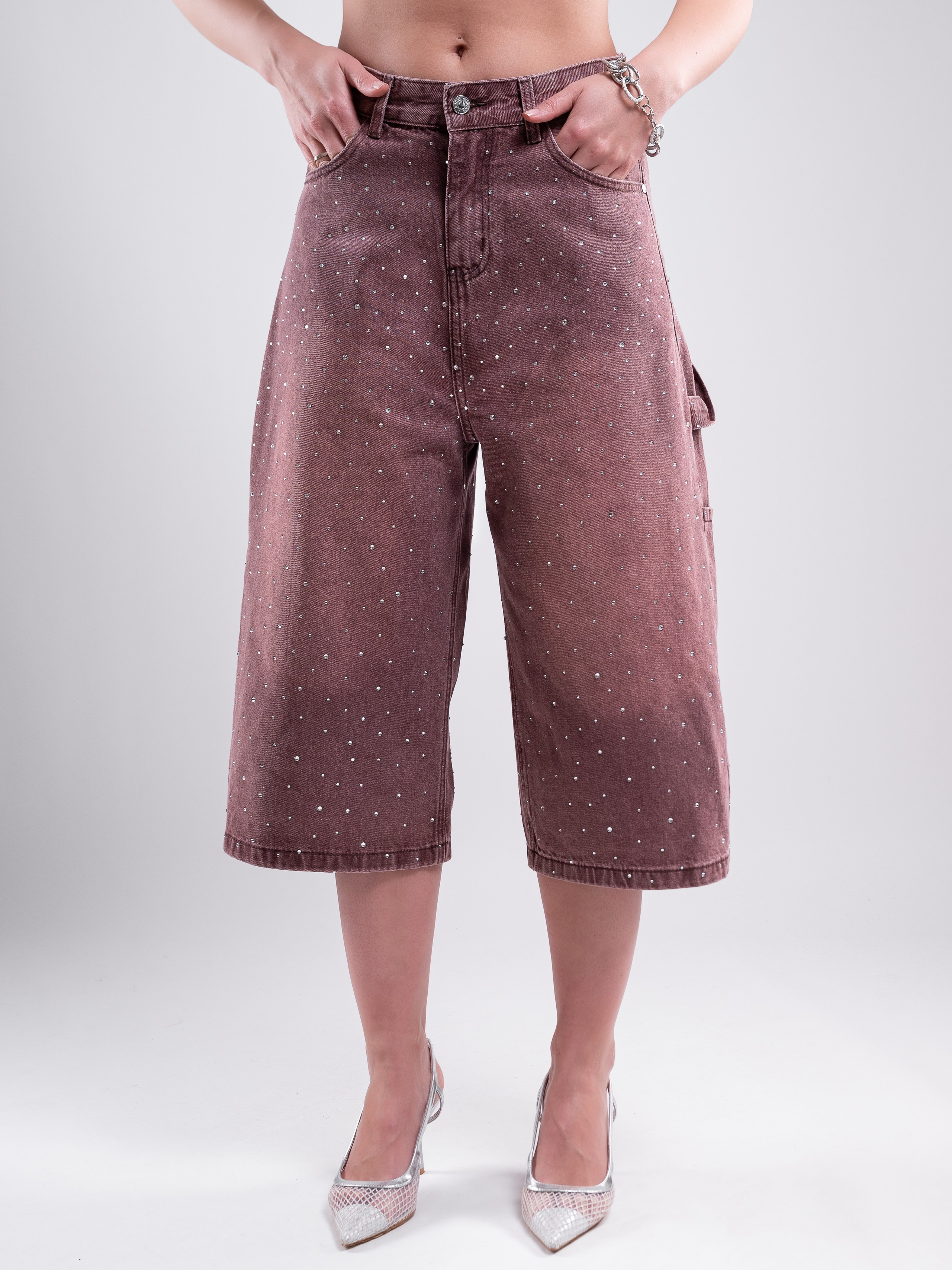 Джинсовые бриджи. Предметный фотограф, фото для маркетплейсов Пятигорск, КМВ