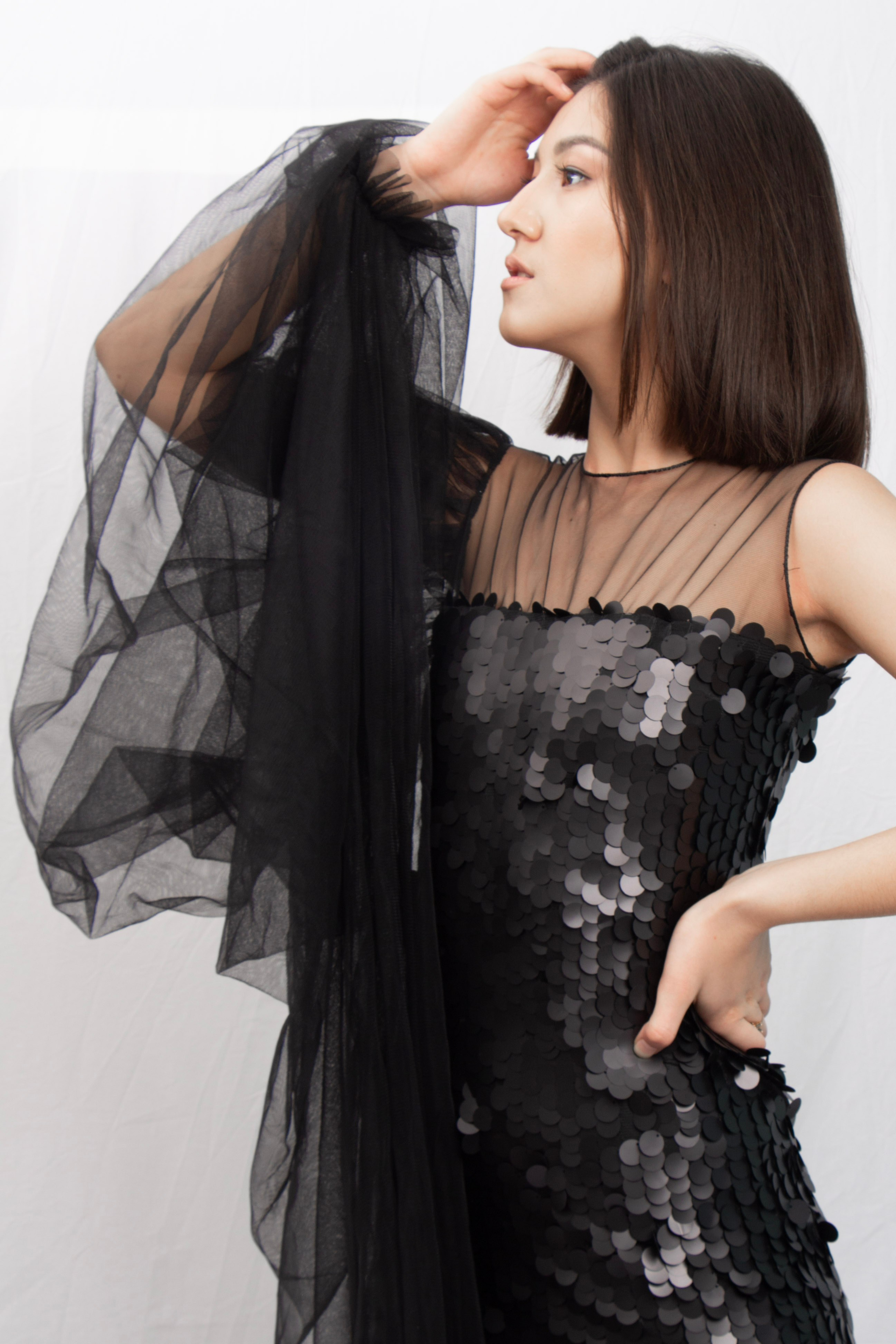 Портретная фотосессия девушки в чёрном платье в студии