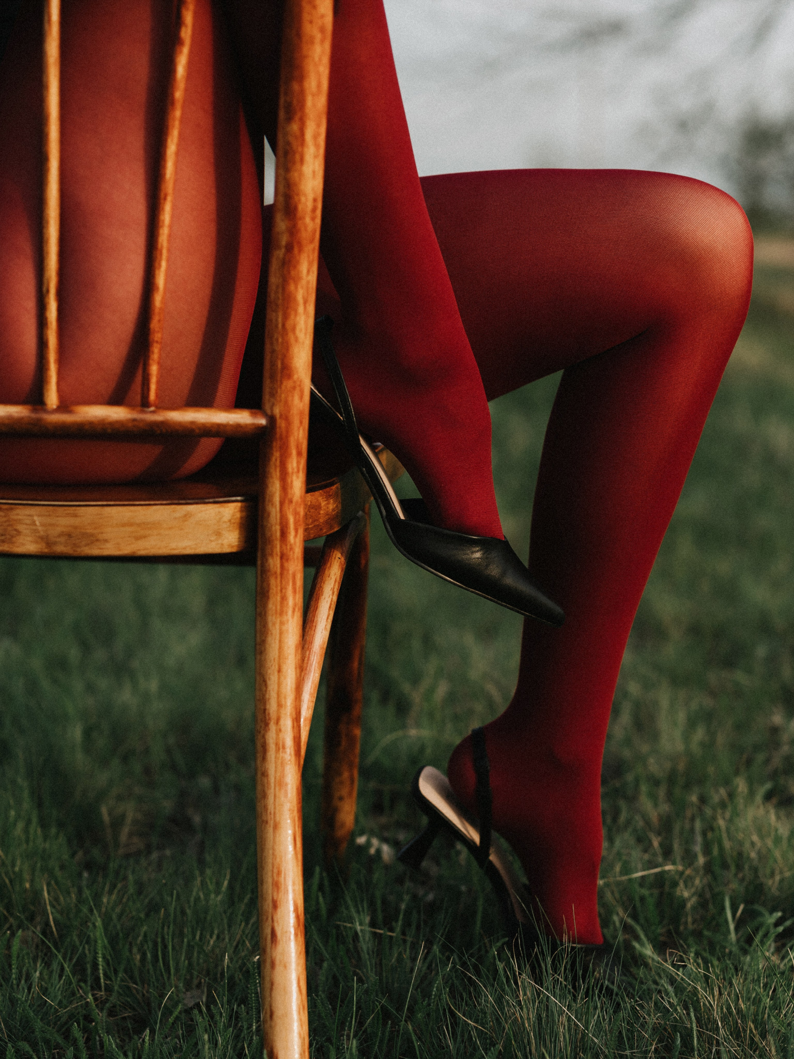 красное, фотосессия, портрет женский, портретная фотосессия, фотосессия на природе, идея для фотосессии, красные колготки 