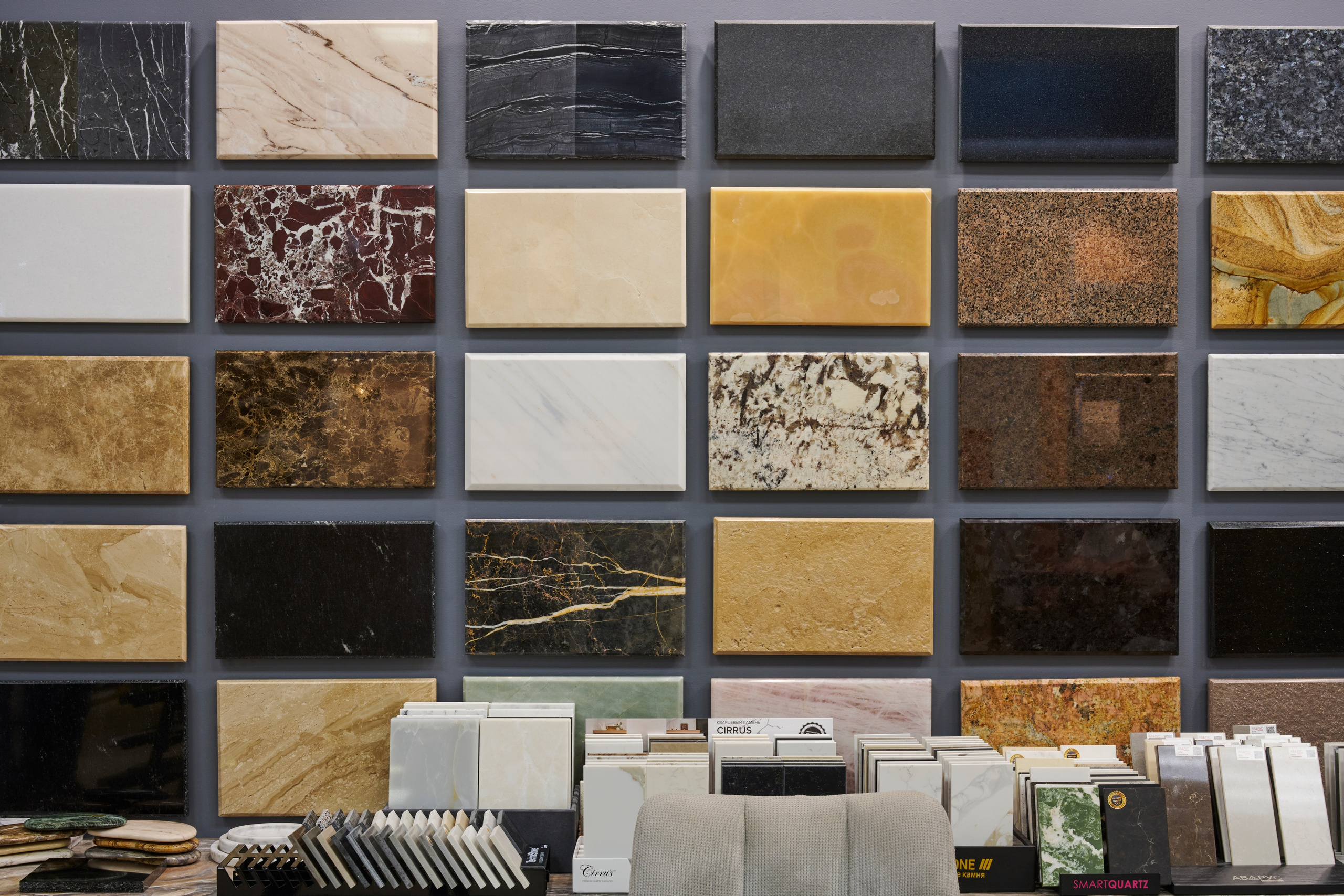 Стена образцов: плитка и слэбы разных оттенков