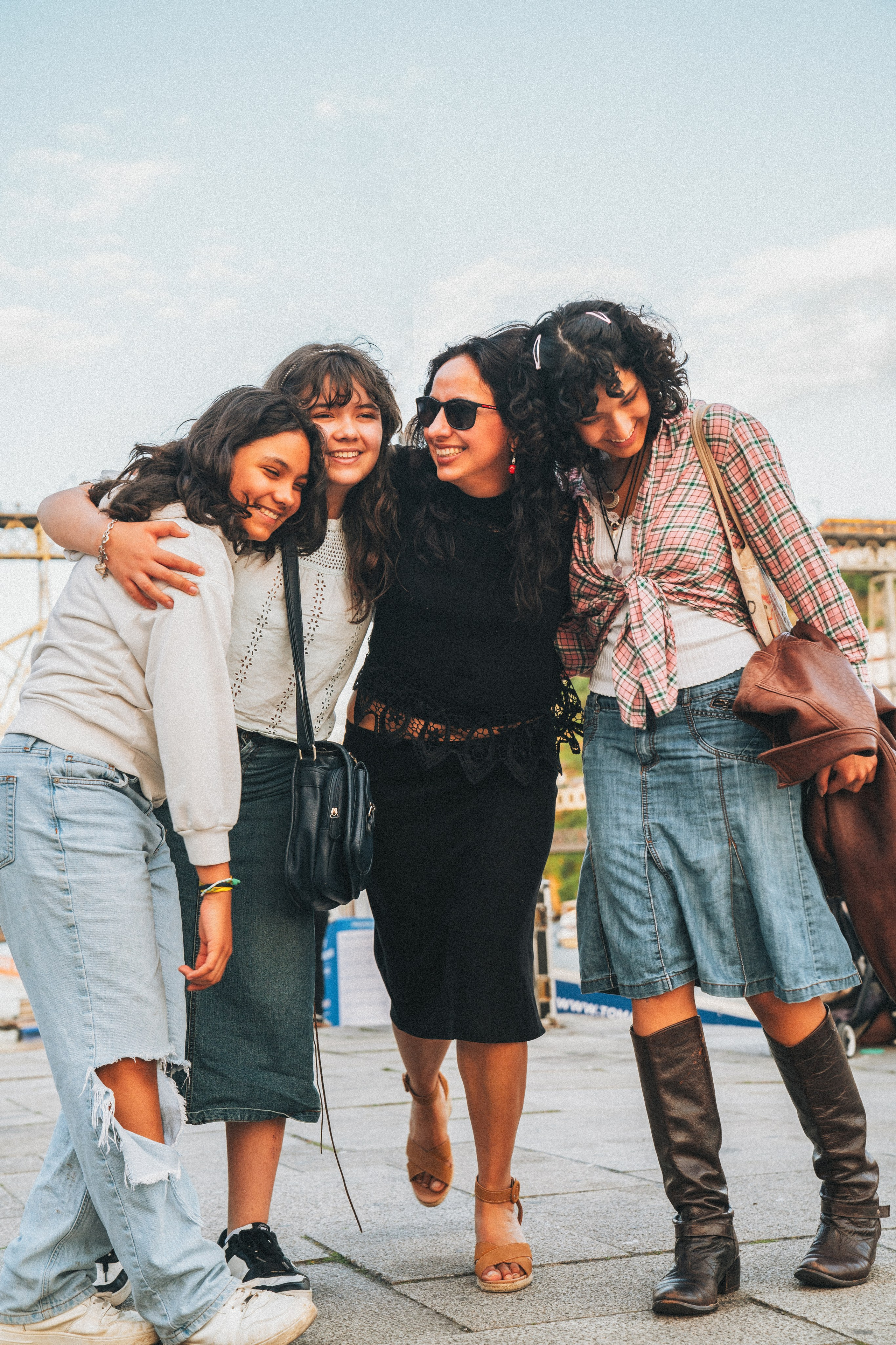 Группа людей семья влюбленные гуляет по живописной узкой улочке в Португалии, окружённой старыми домами и зеленью.