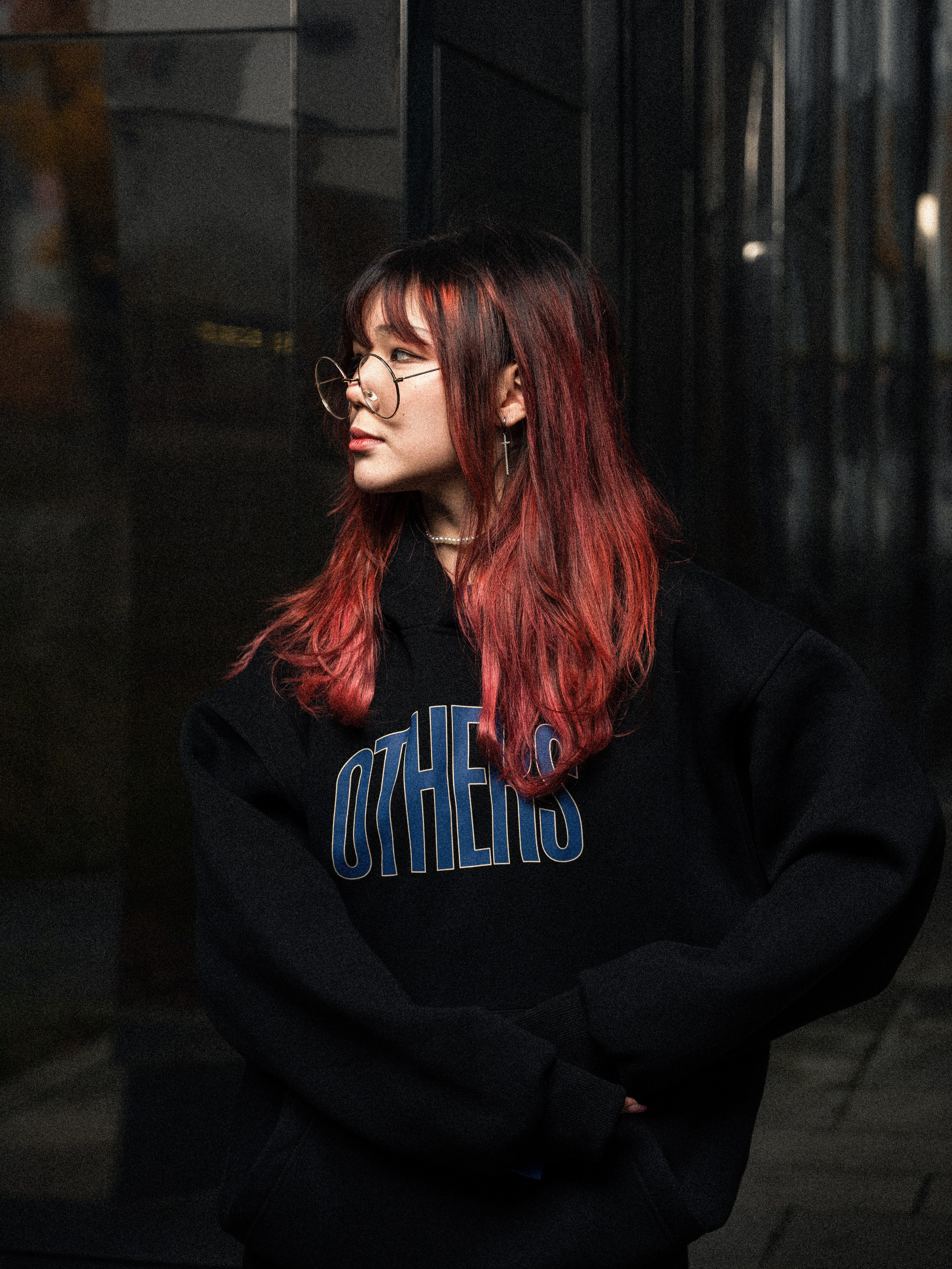 Женский портрет блогера MONIPULA для бренда OTHERS в Москве - фотограф Иван Саяпин