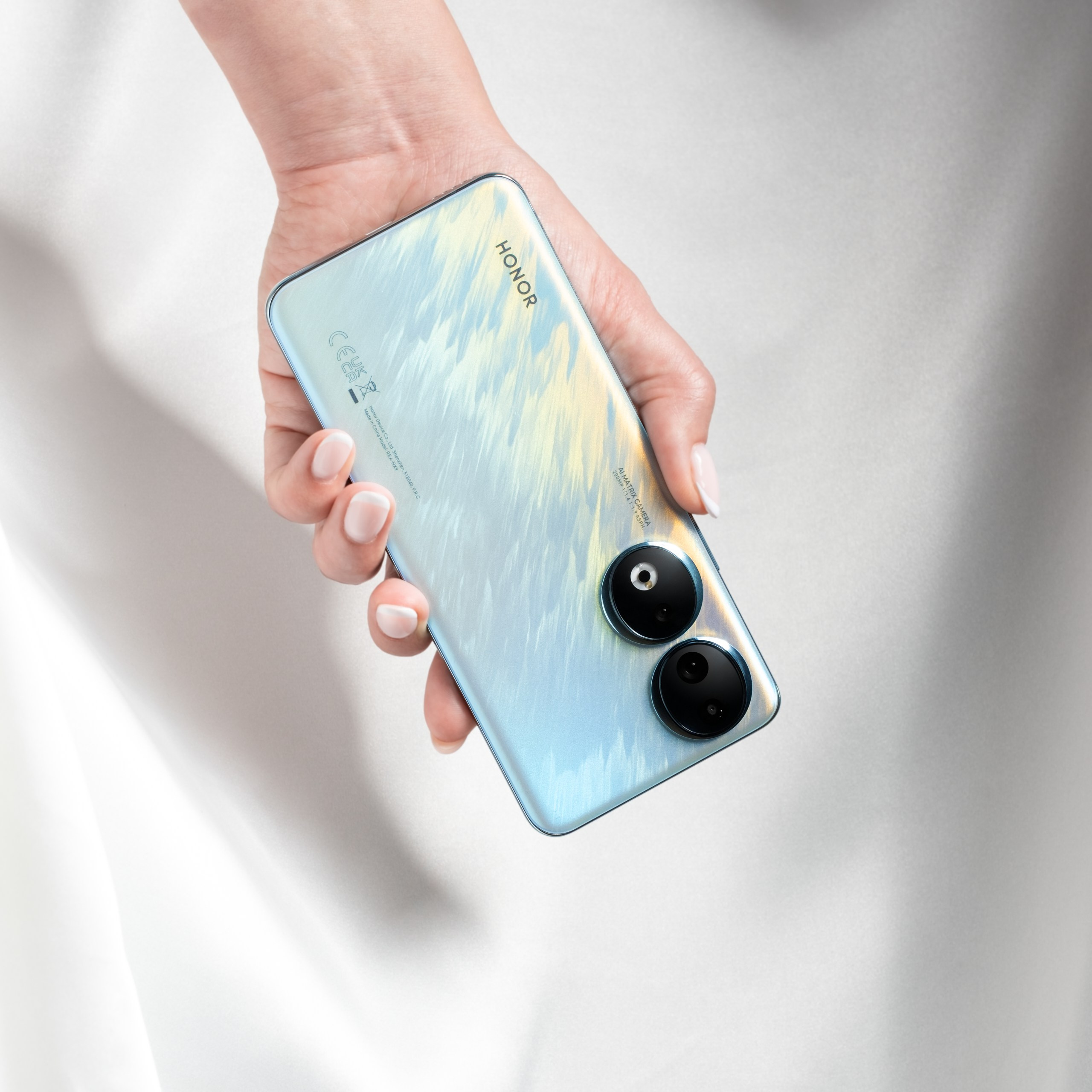 Рекламная фотосъёмка смартфона HONOR 90 в руках модели — контент для бренда.