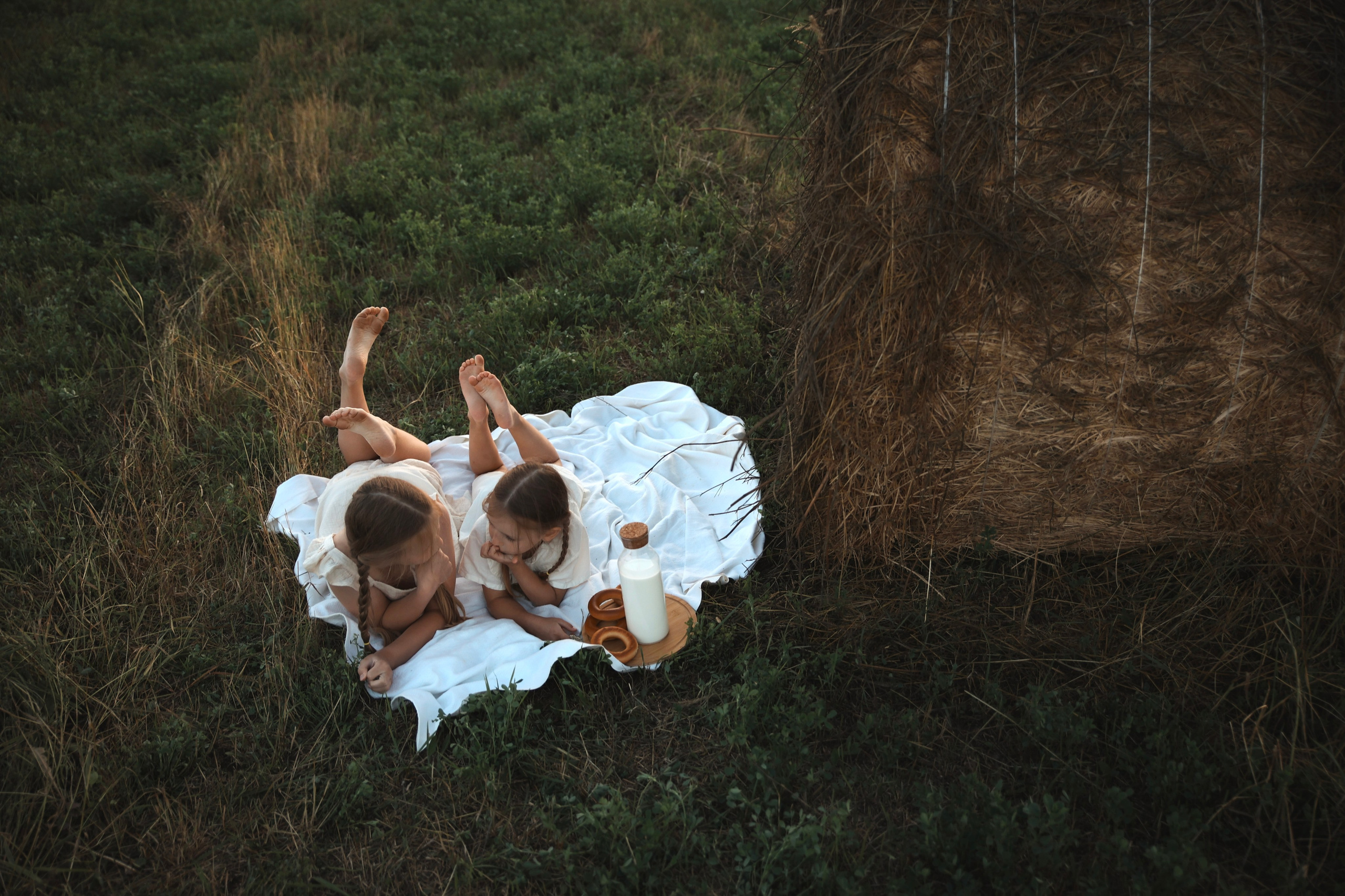 Фотосессия в поле летняя фотосессия в стогах. Фотограф Владимир Москва