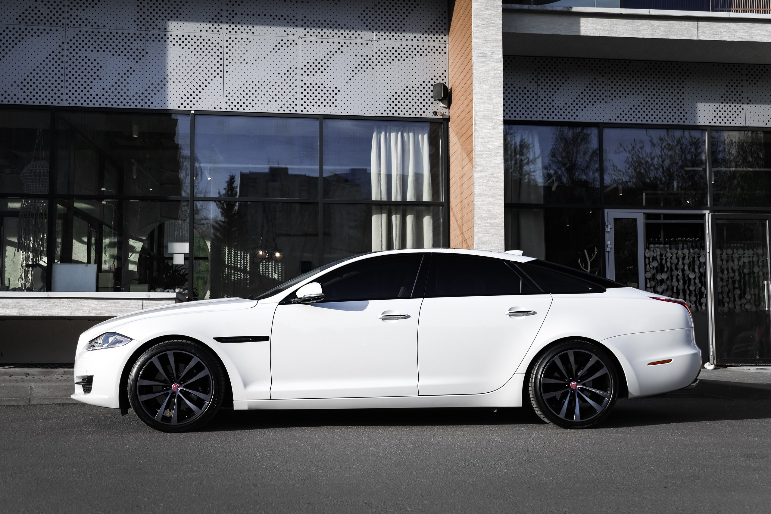 2017 JAGUAR XJ. Mixturecaptures