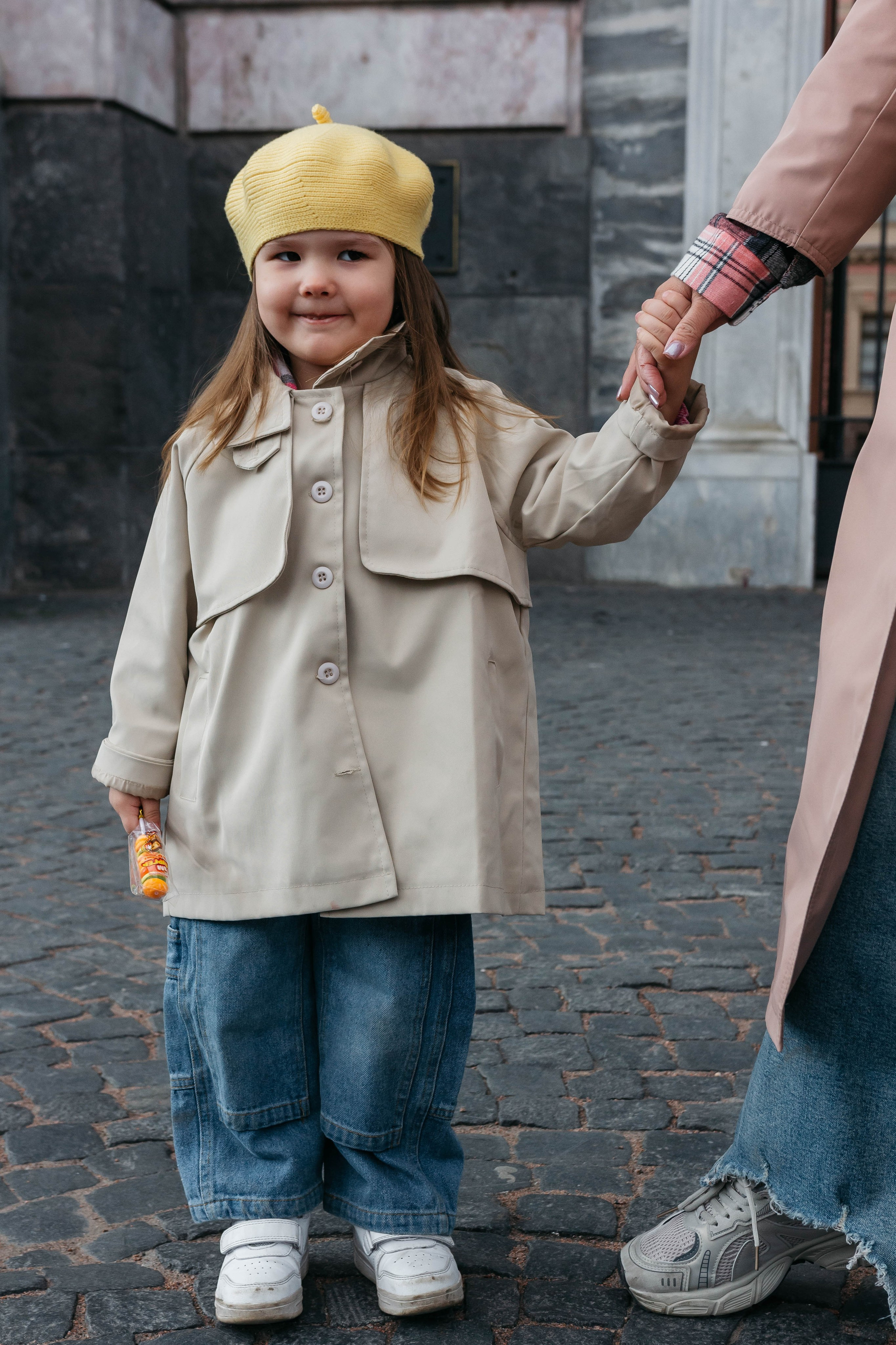 Дочка с мамой за руку