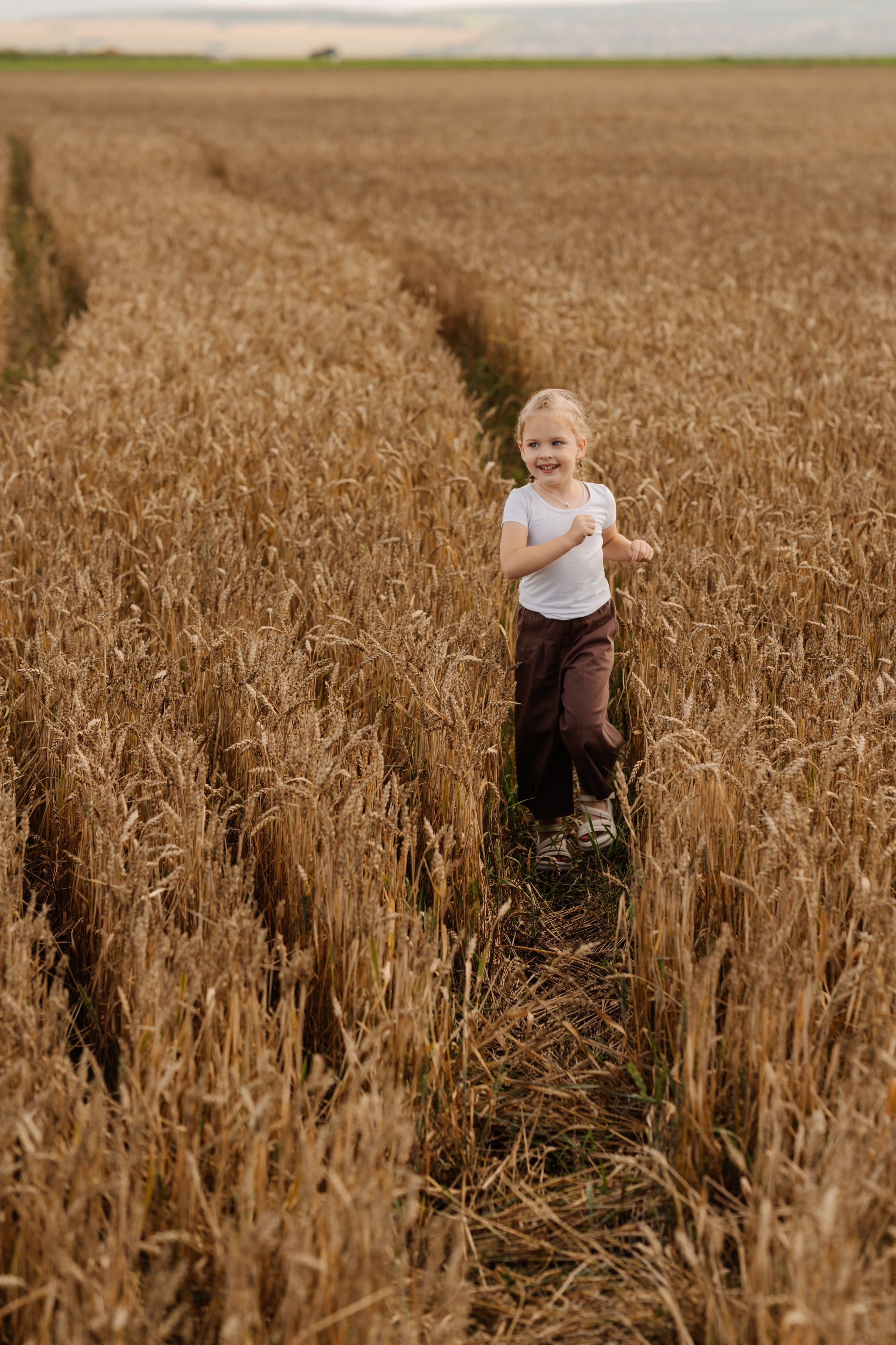 Девочки с козленком. СВАДЕБНЫЙ ФОТОГРАФ КРАСНОЯРСК