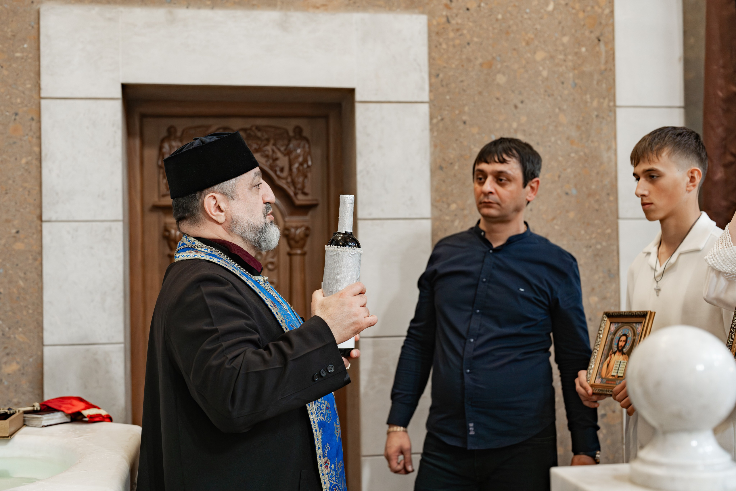 Крещение  ребёнка в храме. Фотограф видеограф Геннадий Янбаев в Сочи, Краснодаре