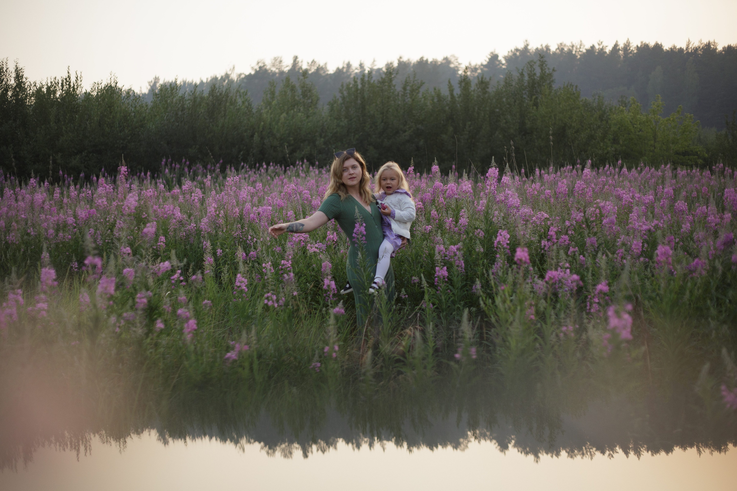 Семейная фотосъемка в поле летом 2023. Марина Рерих — портретный фотограф в Екатеринбурге