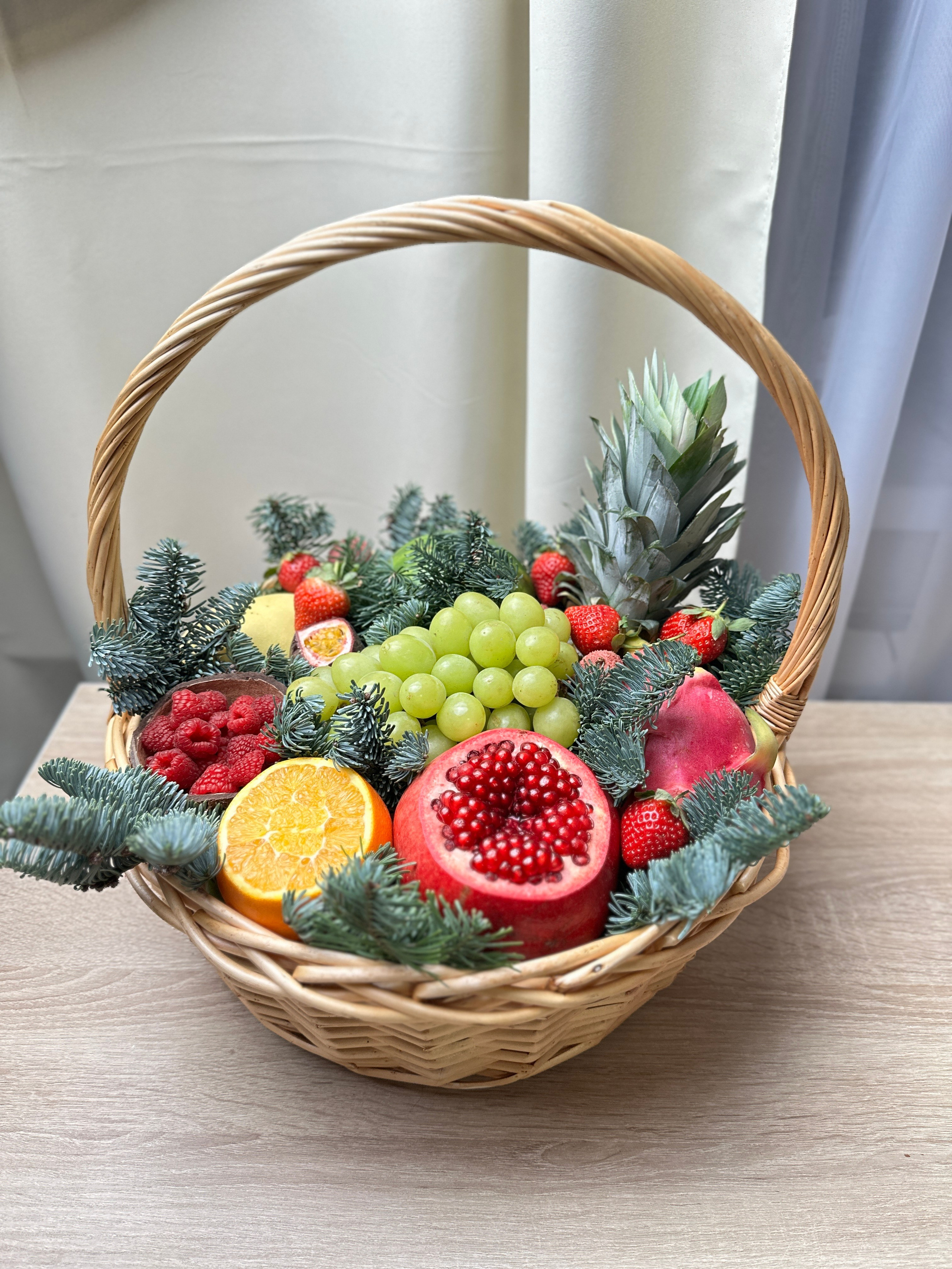 Корзины. Выездной кейтеринг, съедобные букеты, торты и сладости на заказ