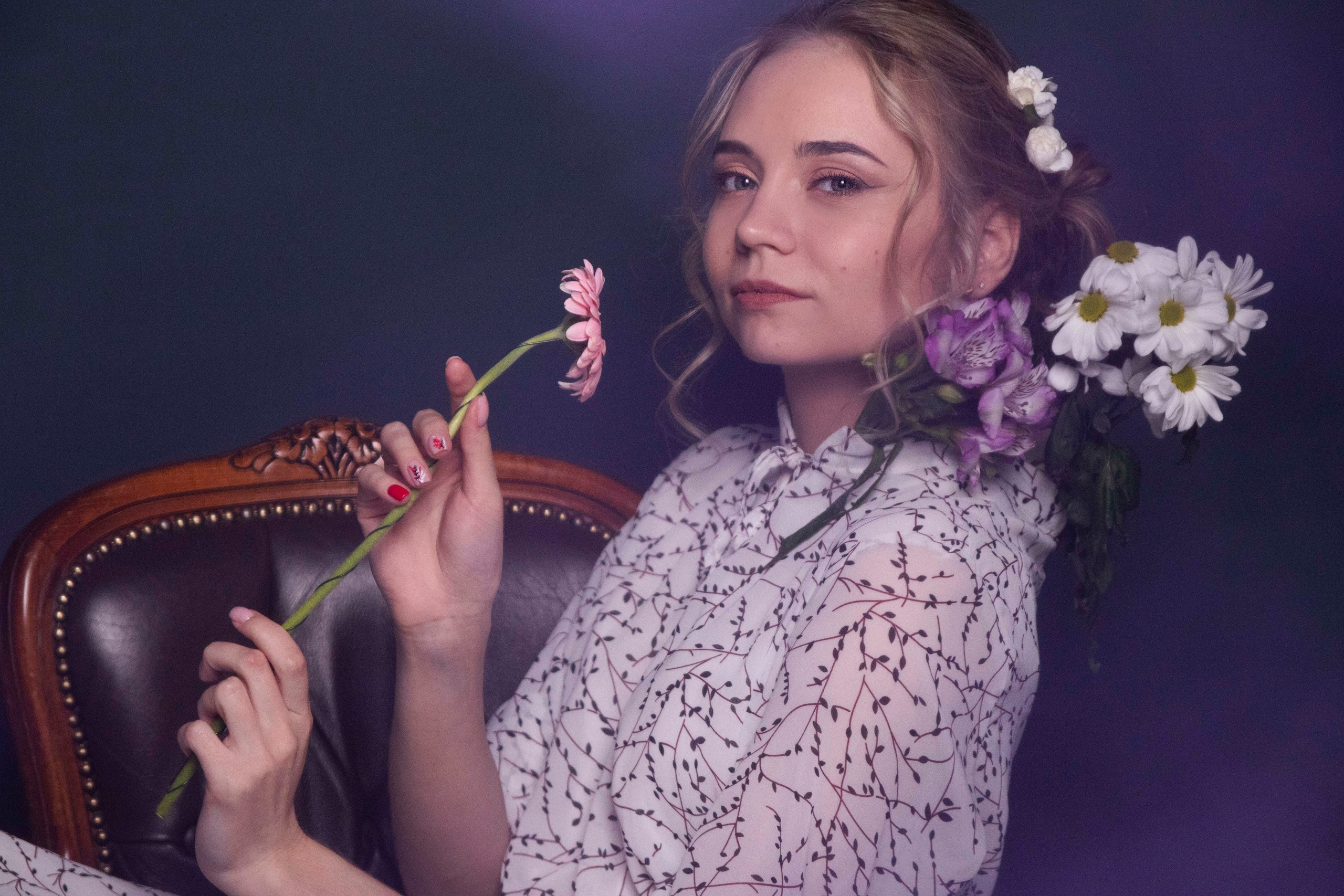 Портретная женская фотография с цветами. Портретный фотограф в Санкт-Петербурге Савельева Ольга