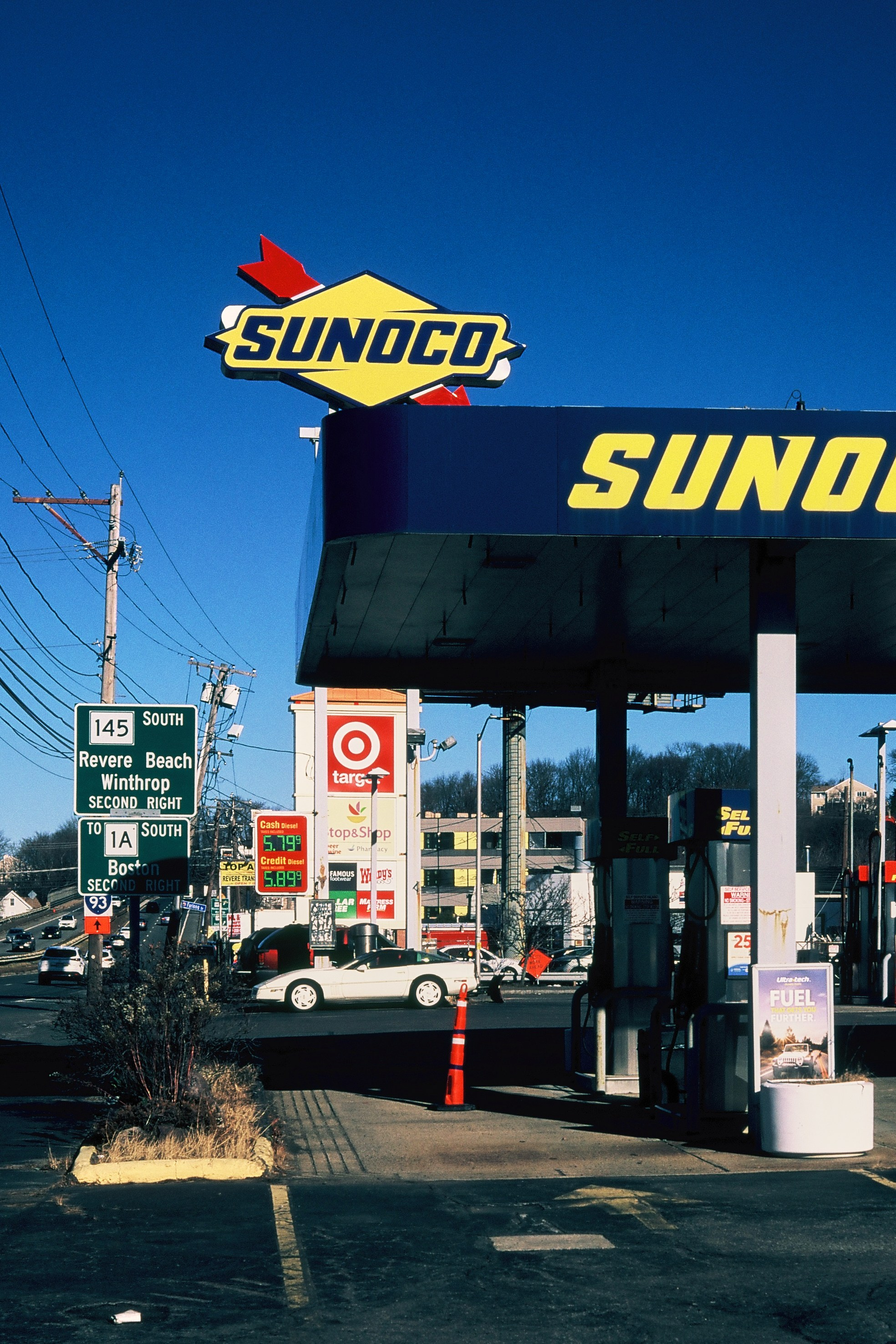 Вид на красочную автозаправку, спальный район Бостона, США