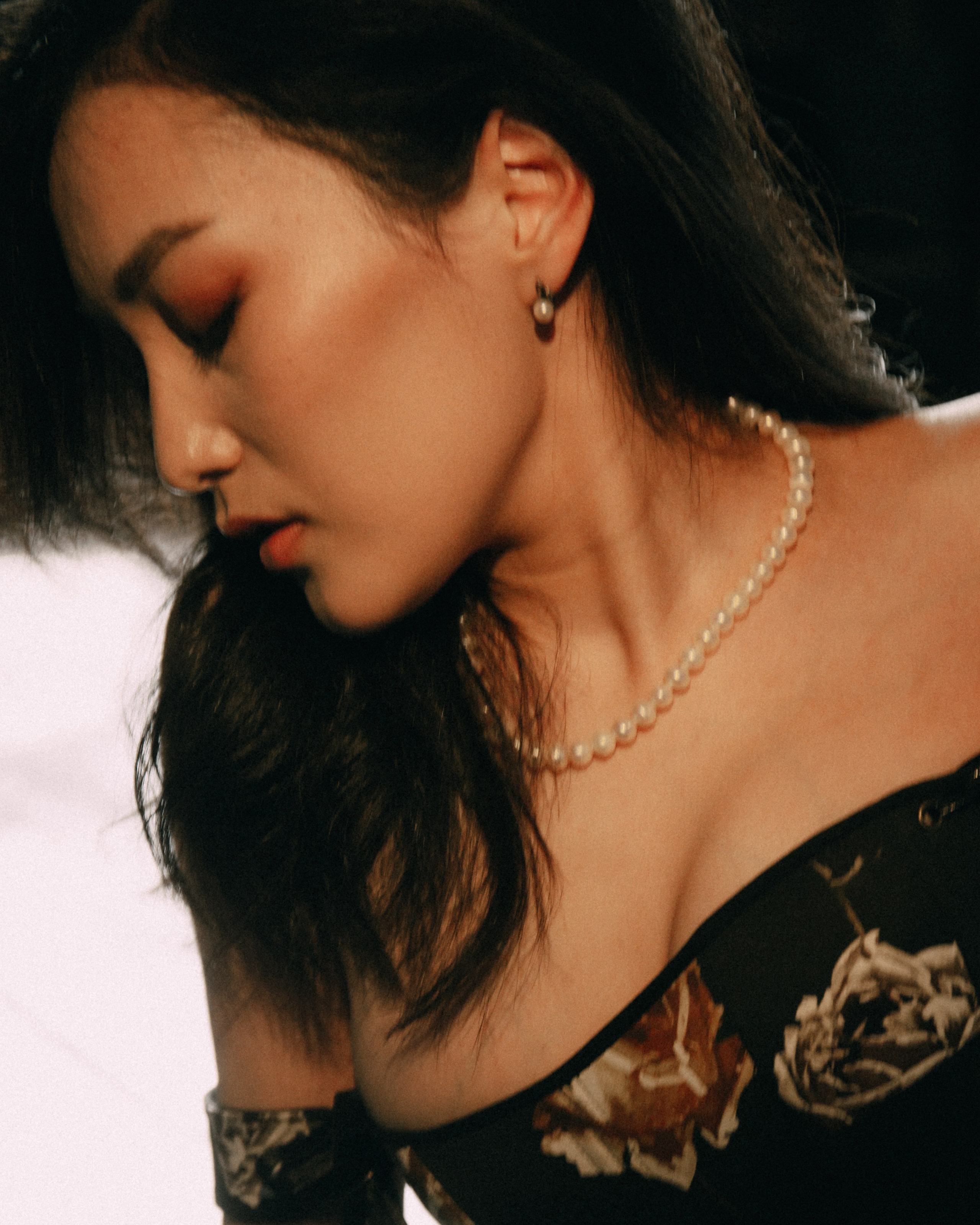 Драматичный женский портрет, глубокий взгляд, контрастное освещение,фотосессия Новосибирск, женская фотосессия в Новосибирске, женский фотограф, фотосессия в студии, красивая девушка