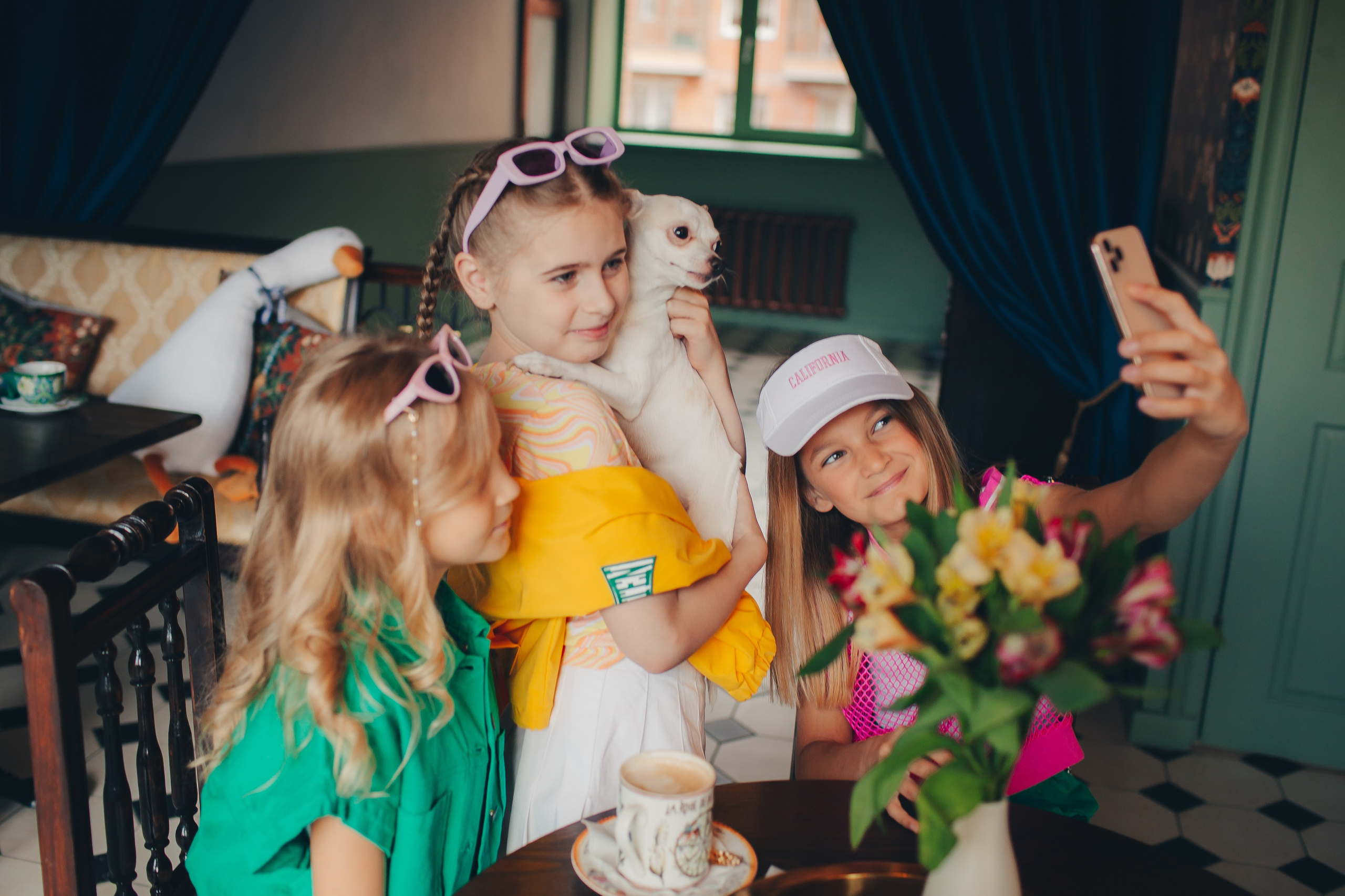 Съёмка подружками в кафе. Фотограф Евгения Мальцева, Архангельск