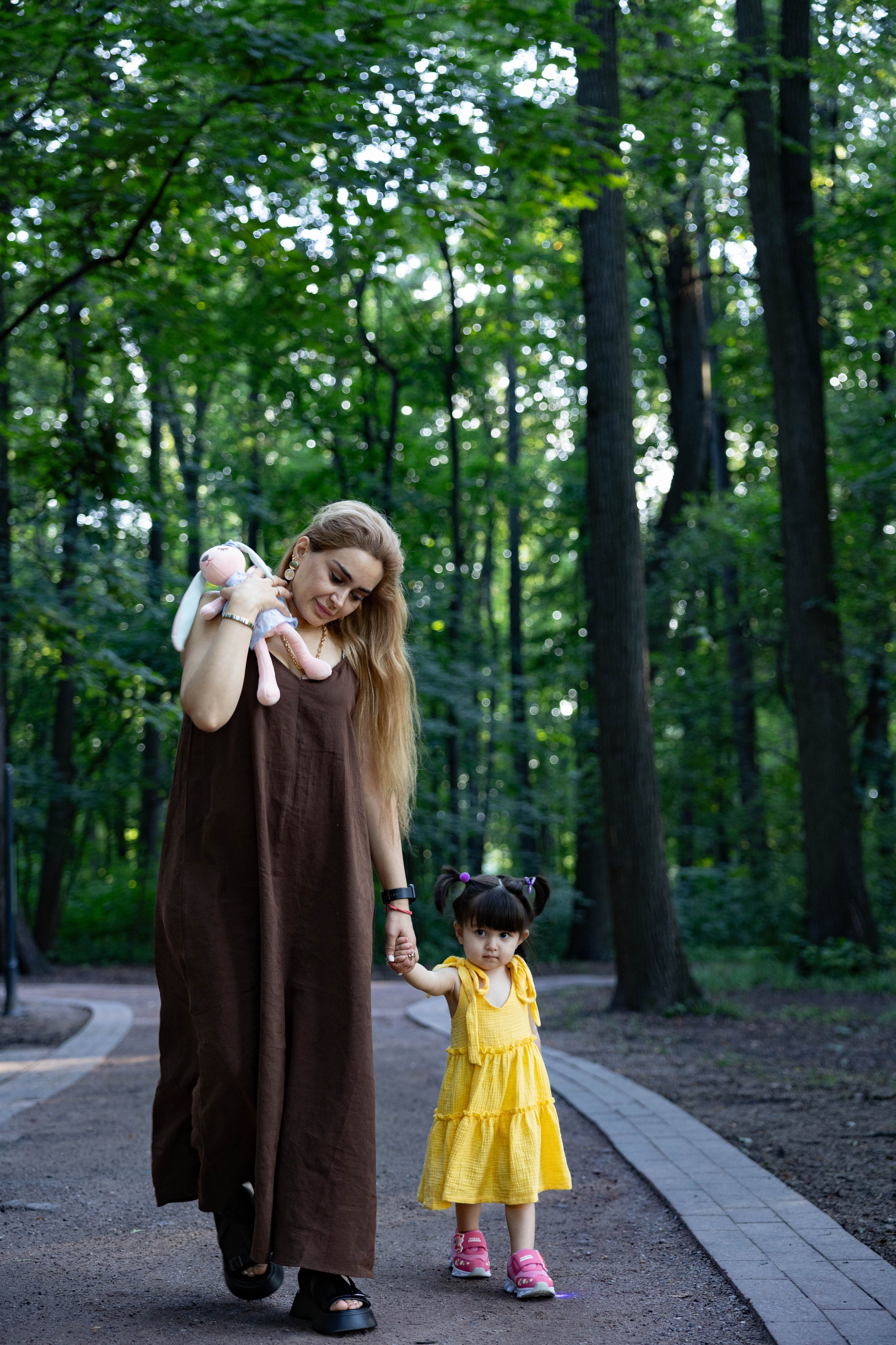 Прогулка мамы и дочки в парке