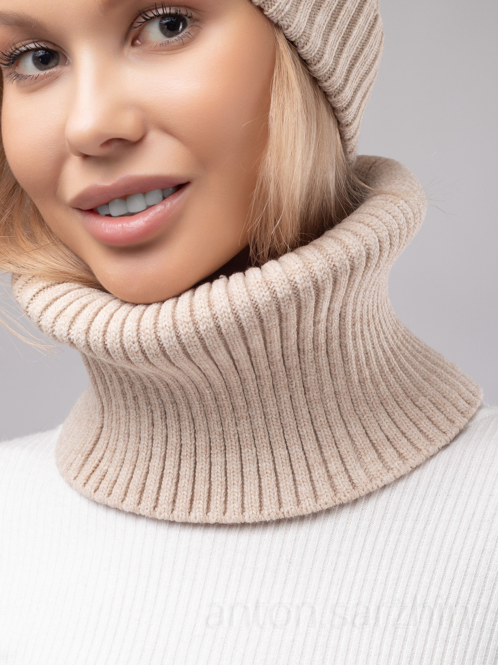 Снуд на девушке модели