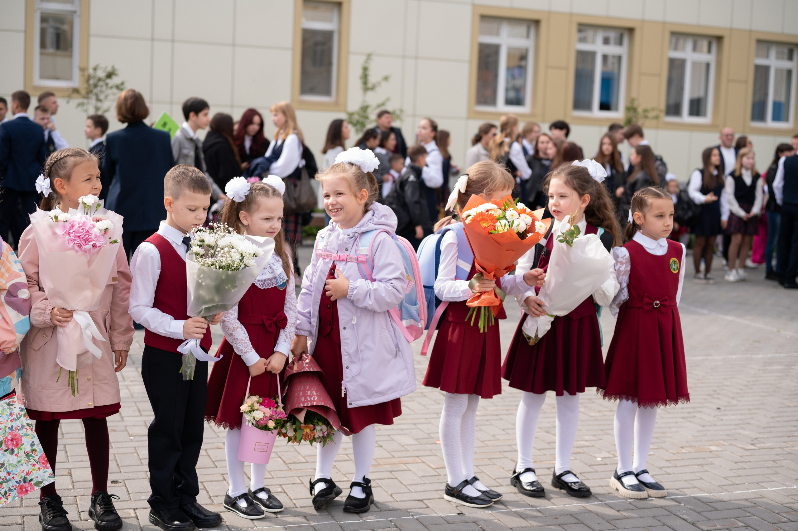 1 сентября 16 гимназия 2 класс (линейка + в классе+ на улице). Фотограф новорожденных, семейный детский в Тюмени Татьяна Морозова