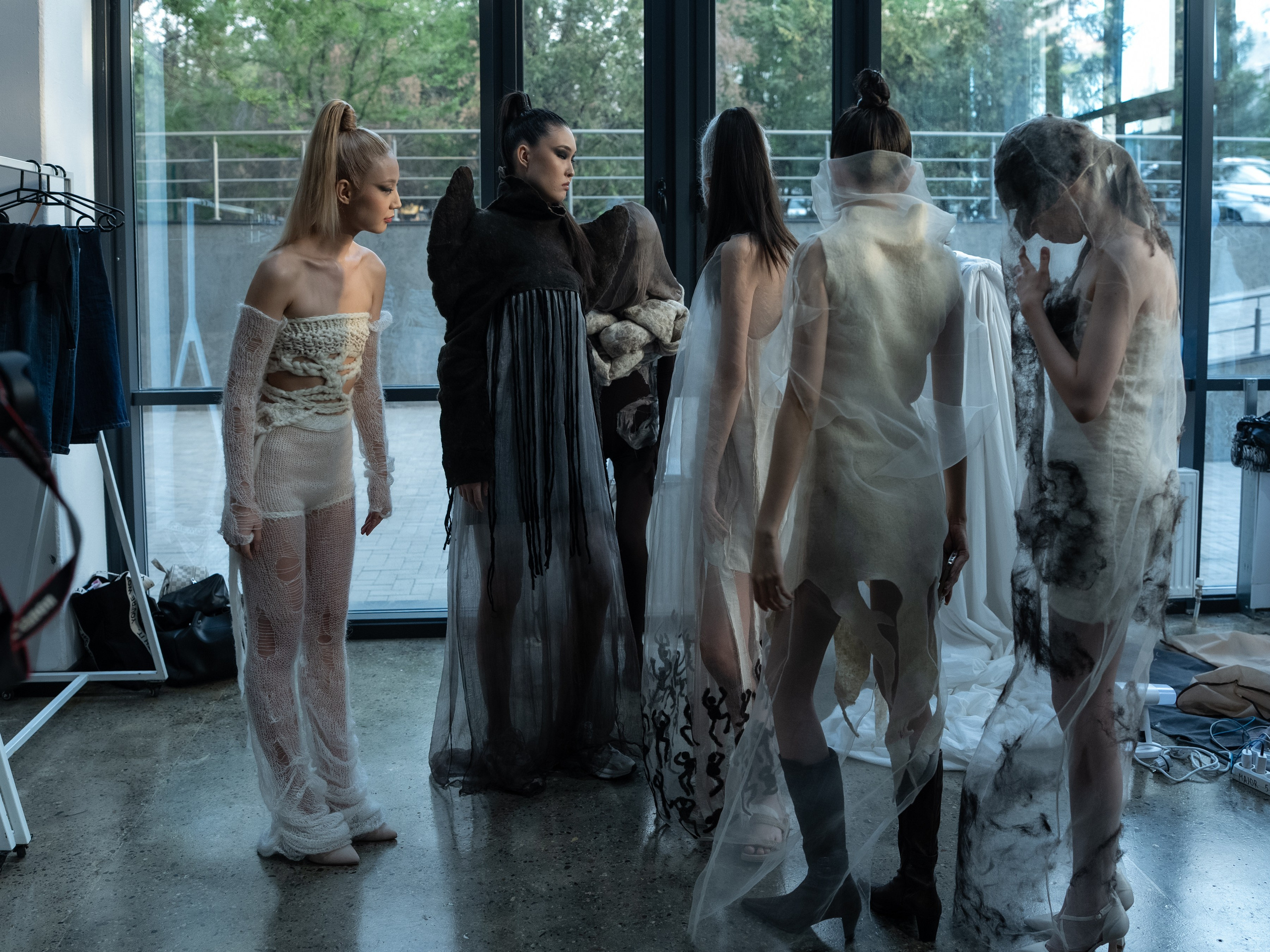 Visa Fashion Week Pre-Fall 2026 April BackStage Day 1. Сайт Алматинского НЮ АРТ, будуар и фэшн фотографа Дениса Карпенко