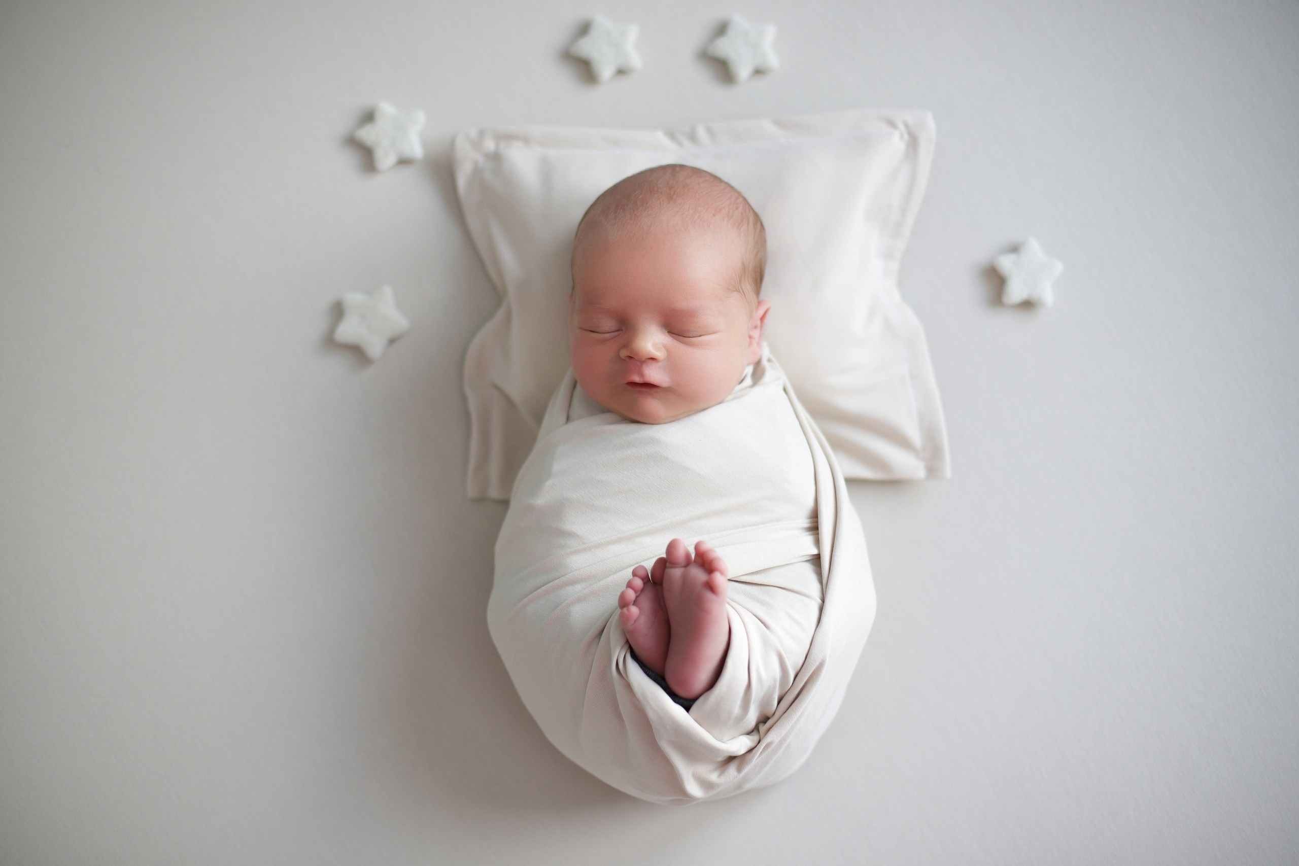 Фотосессия новорожденных на подушечке