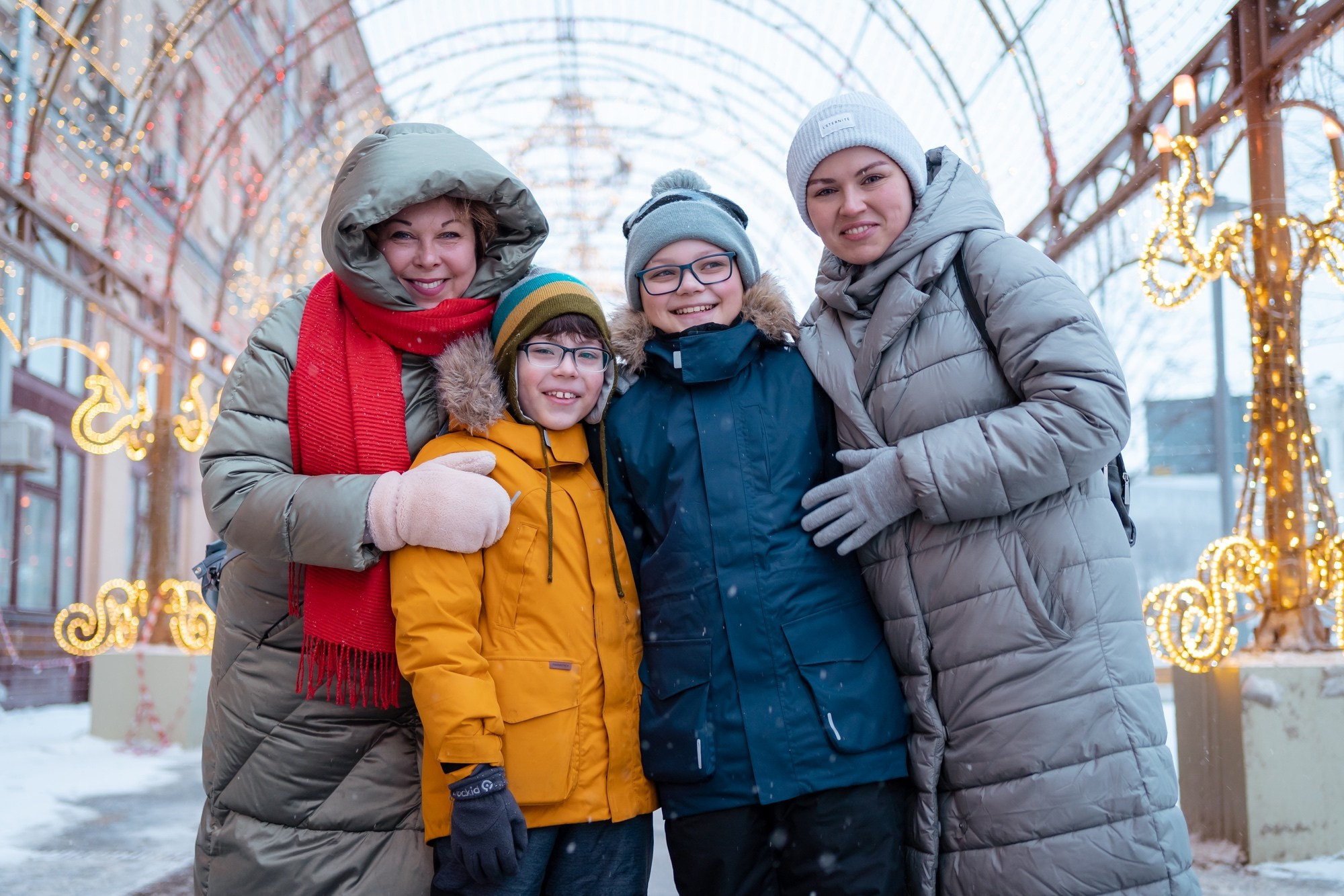 Юля с семьей в центре. Семейный фотограф Варвара Сорока в городе Москве