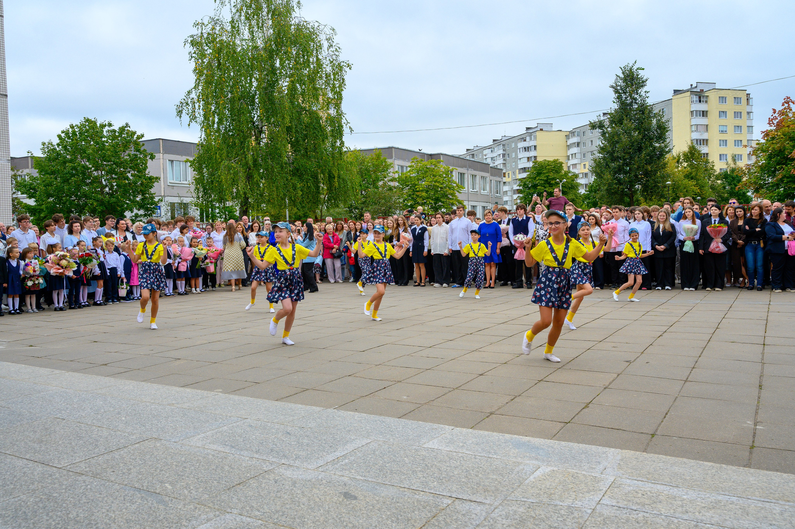 Вот звучит первый звонок, перед этим долгое приготовление к новому этапу в жизни, Яромир идет в школу. Фотоуслуги, услуги фотографа, фотографирование важных событий