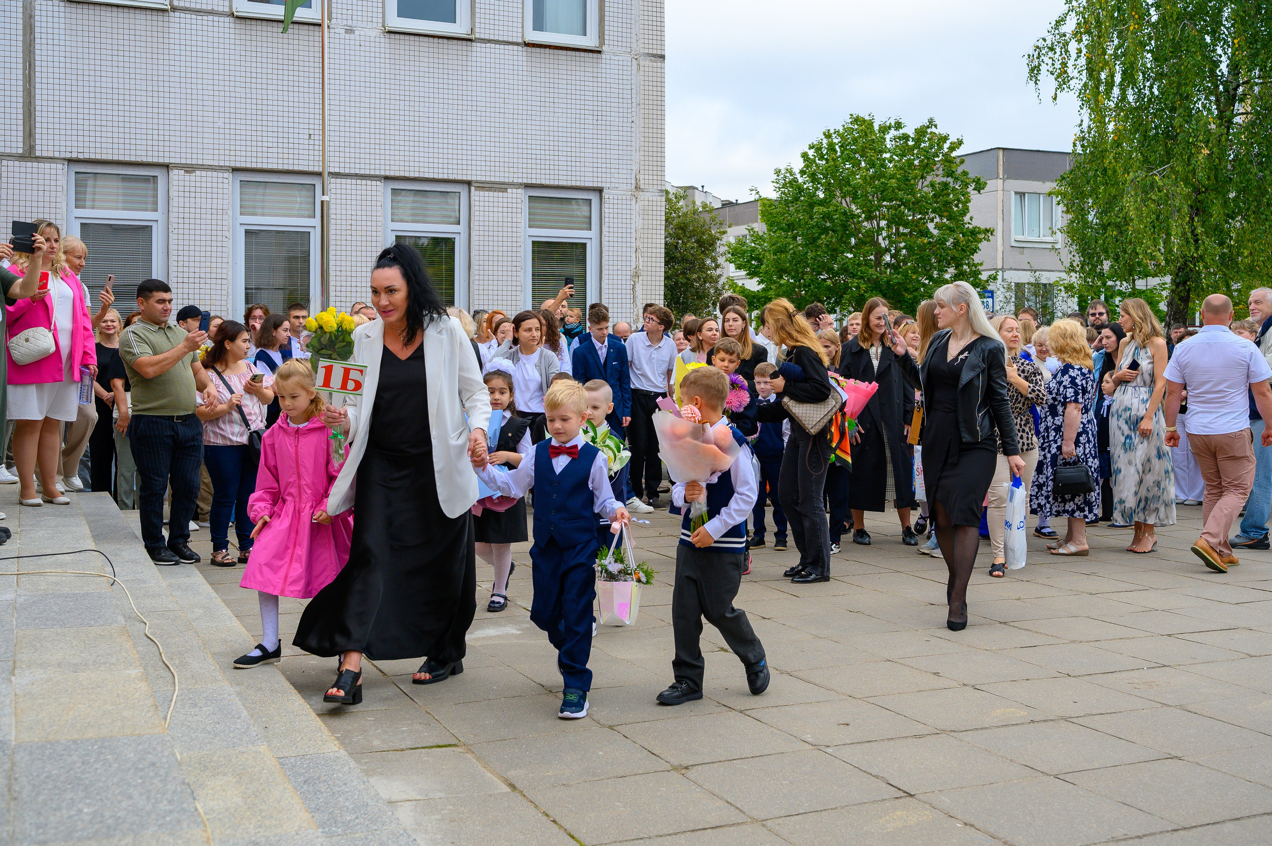 Вот звучит первый звонок, перед этим долгое приготовление к новому этапу в жизни, Яромир идет в школу. Фотоуслуги, услуги фотографа, фотографирование важных событий