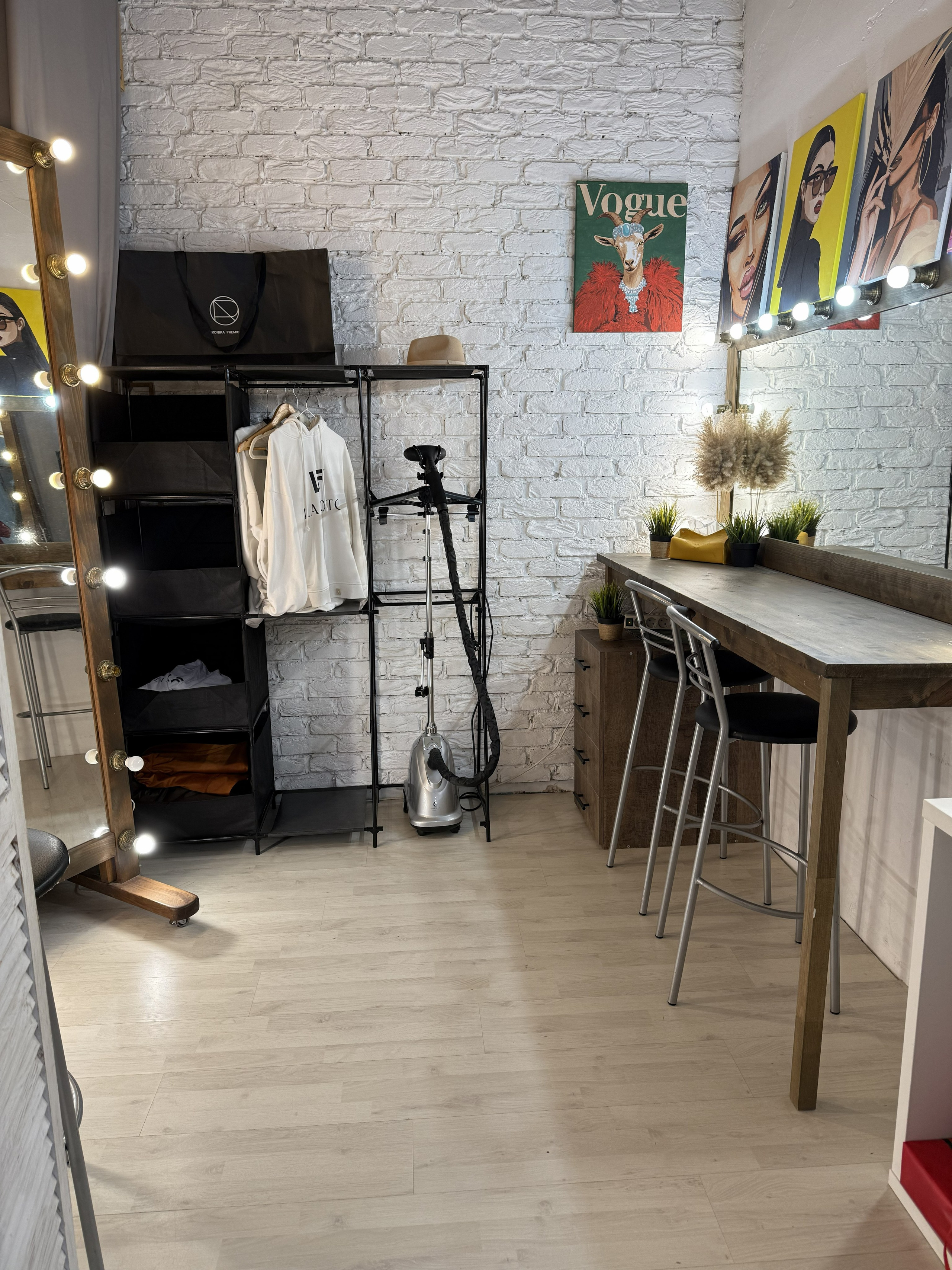 Гримерная комната. Главная