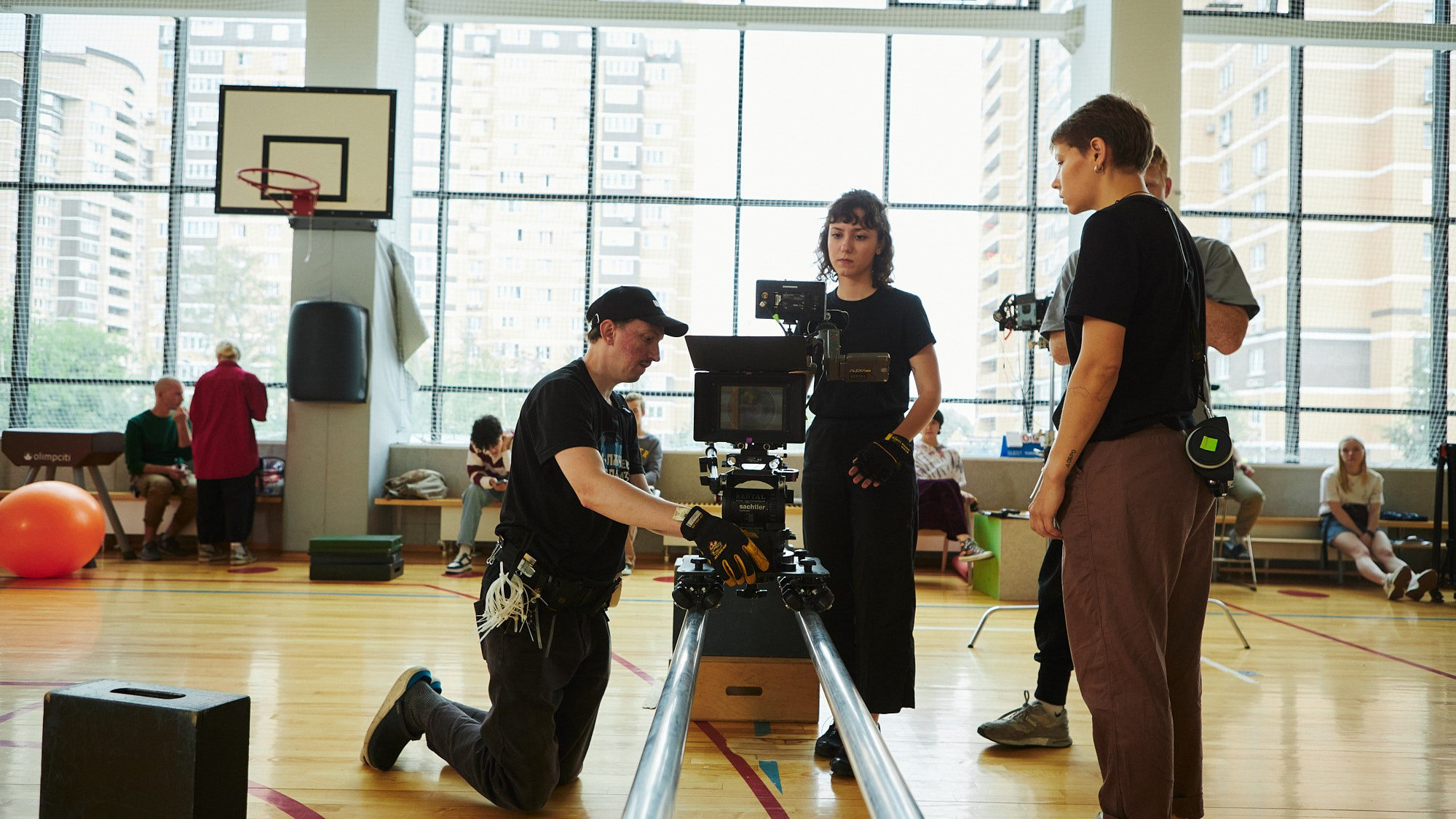 Бэкстейдж сериала «Школота» — репортажная фотосъёмка съёмочного процесса. Репортажный фотограф в Москве — Дмитрий Тарасов | Съёмка мероприятий, концертов, корпоративов