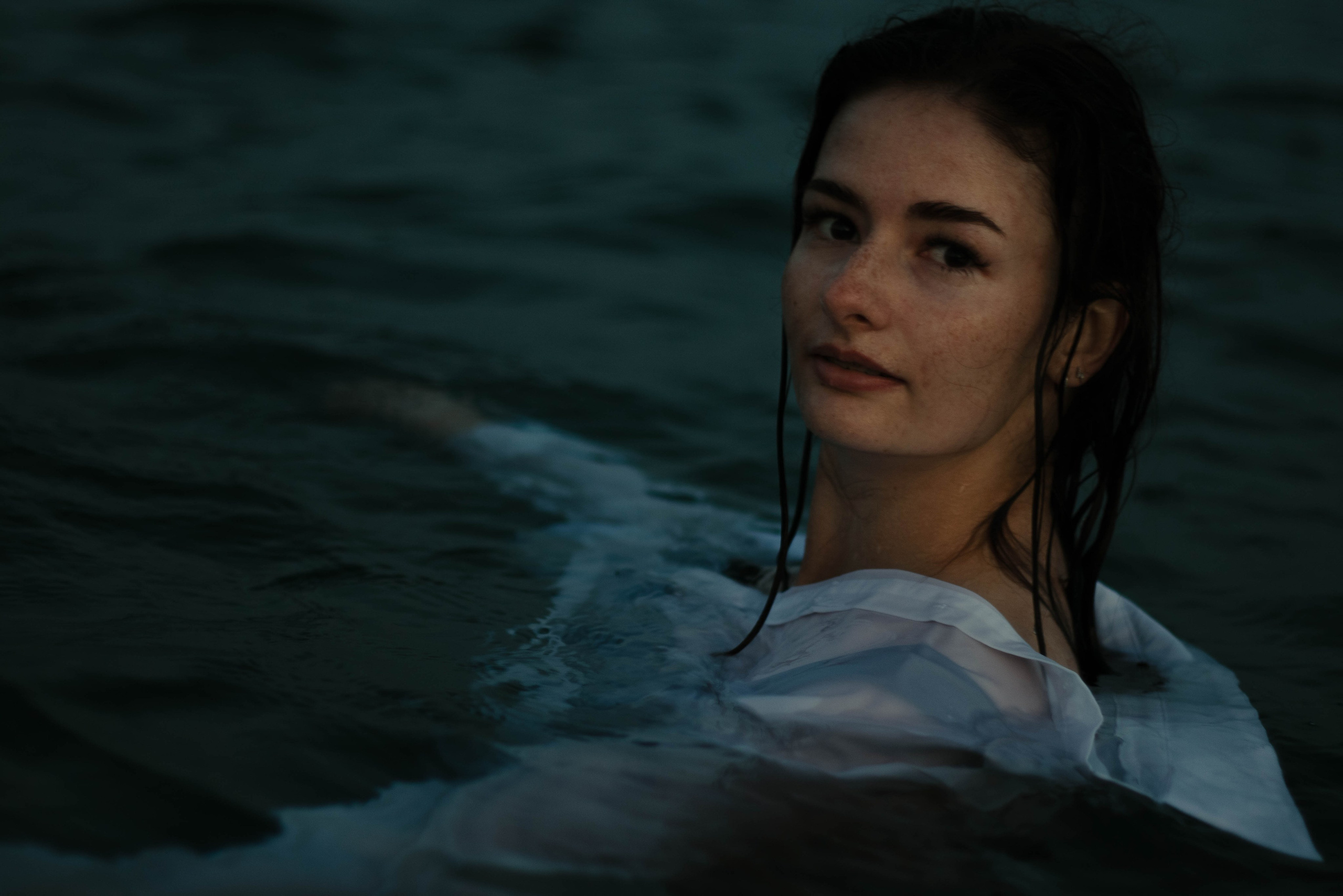 «Невесомость волн: девушка и море». Уличный фотограф Города N