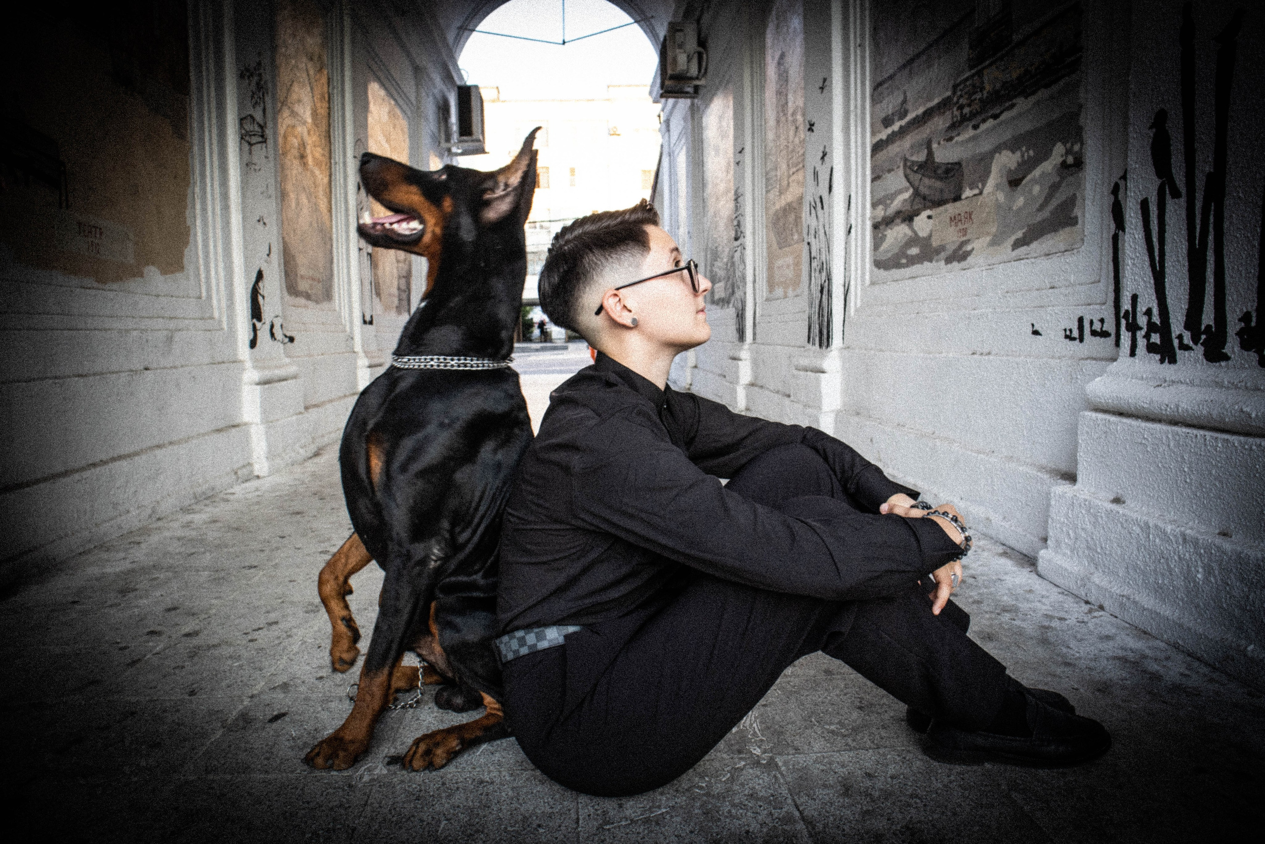 «Жизнь в ритме шага: пара с доберманом». Уличный фотограф Города N