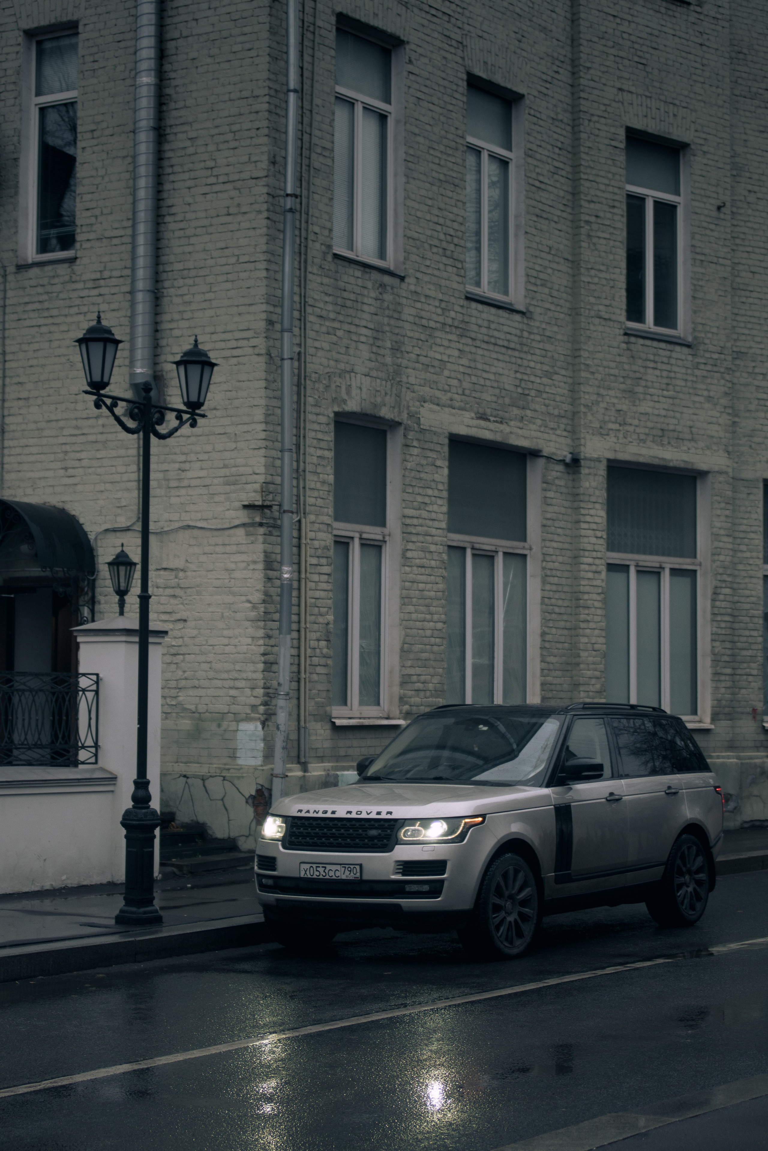 Range Rover в центре Москвы. Жуков Илья  свадебный фотограф в Москве