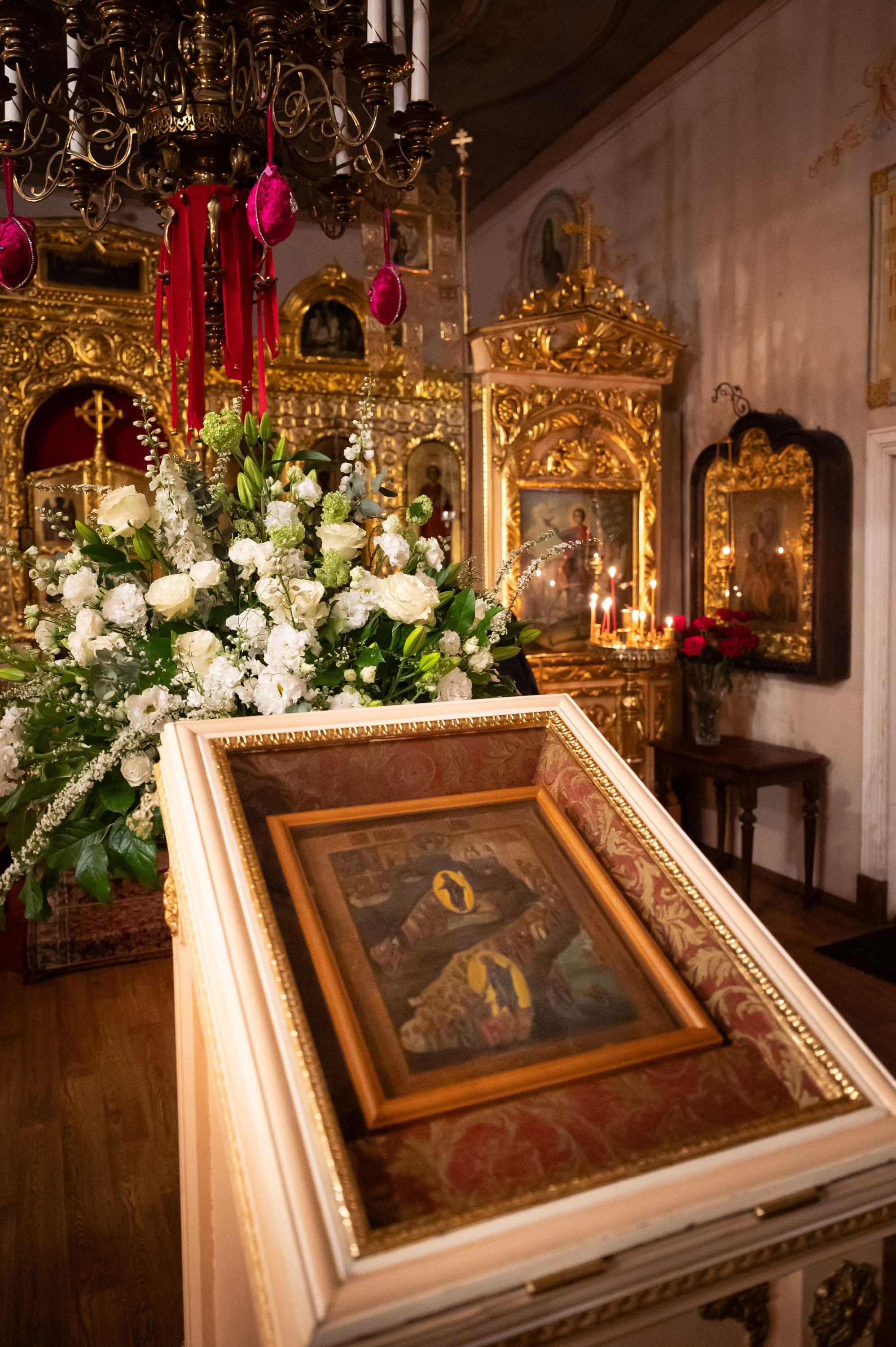 Храм Преображения Господня в Богородском. Цветы на Пасху. Антон и Татьяна Денисенко — В храме