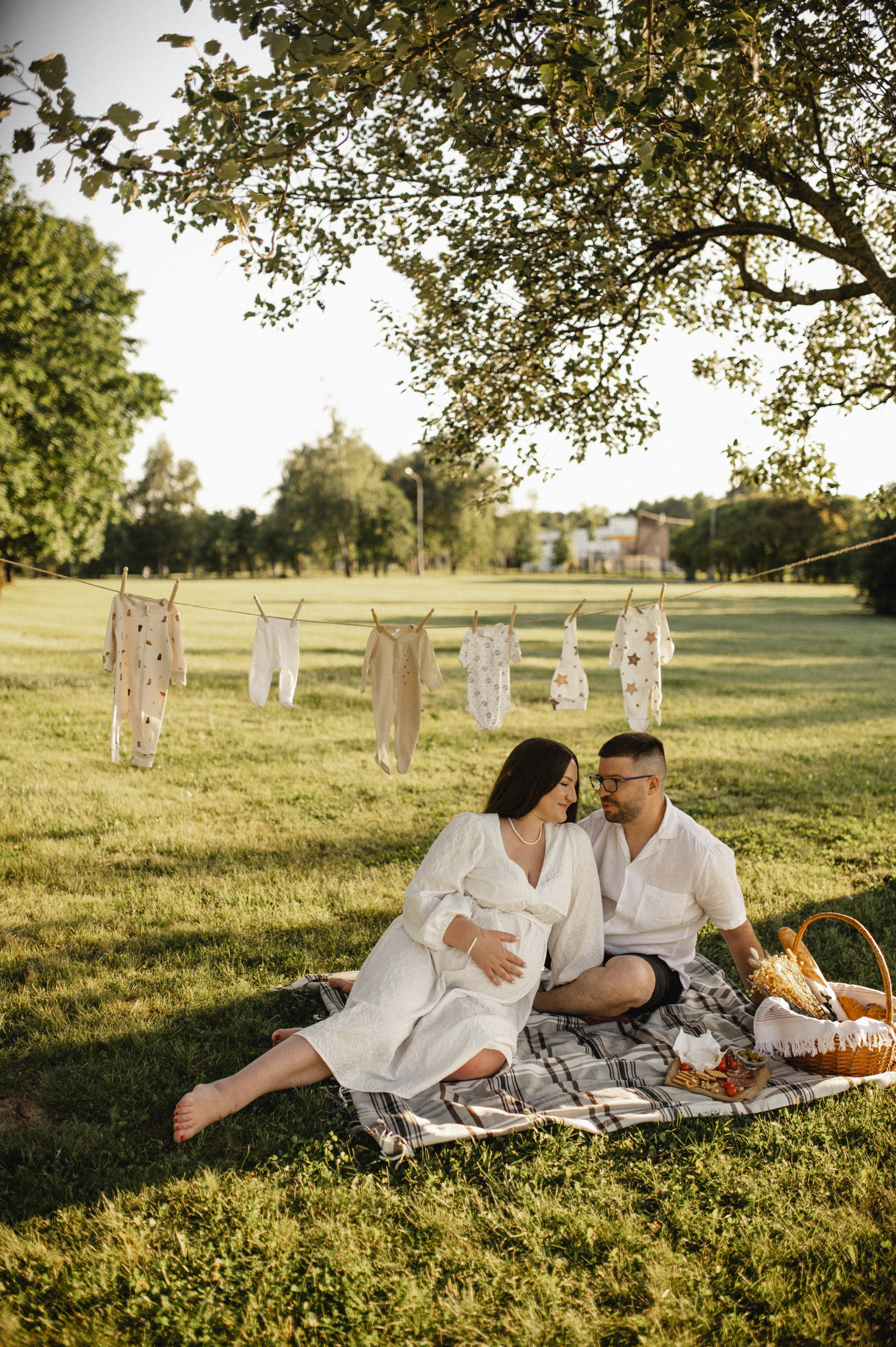 Фотосессия беременности на природе в парке Москвы. Семейная фотосессия Бутово Москва фотограф Алина Морщагина