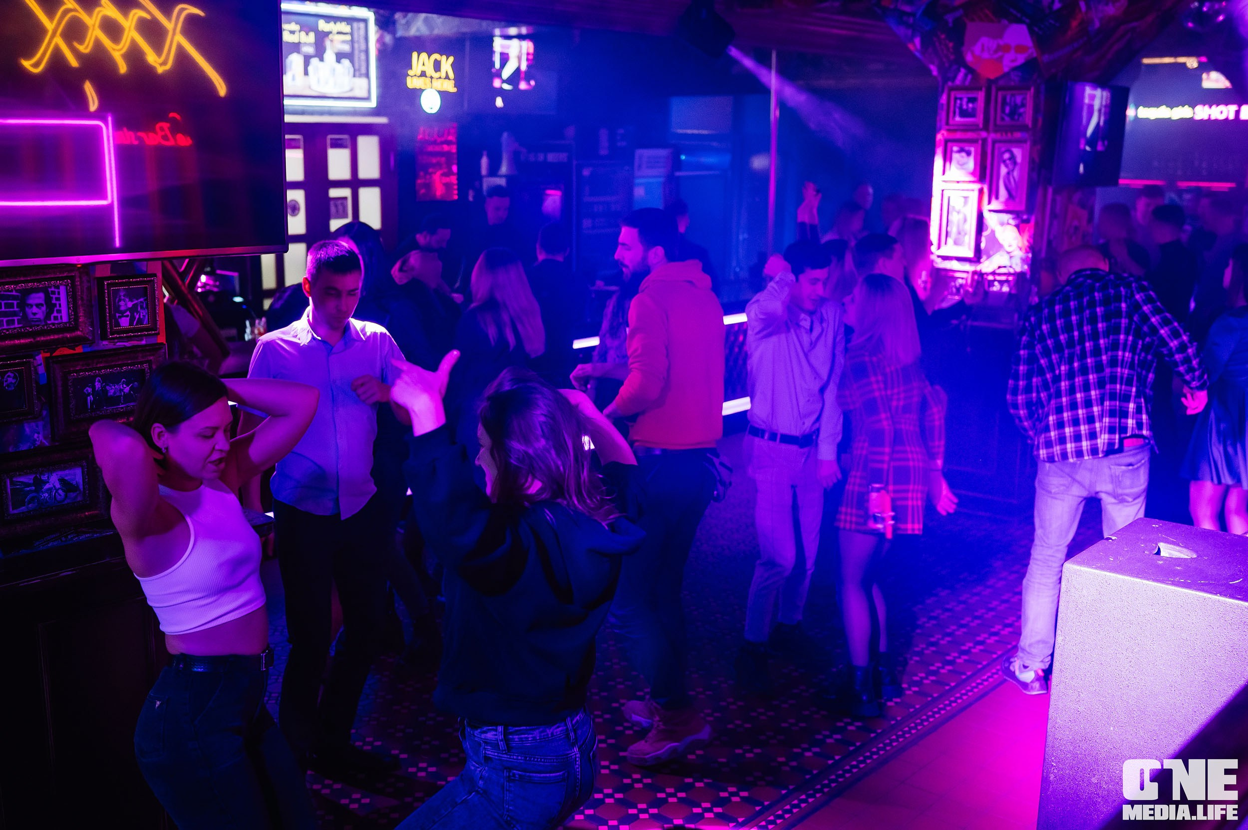 Пятничная туса в XxxX. One Media Life: фоторепортажи, фотоотчеты с мероприятий и заведений