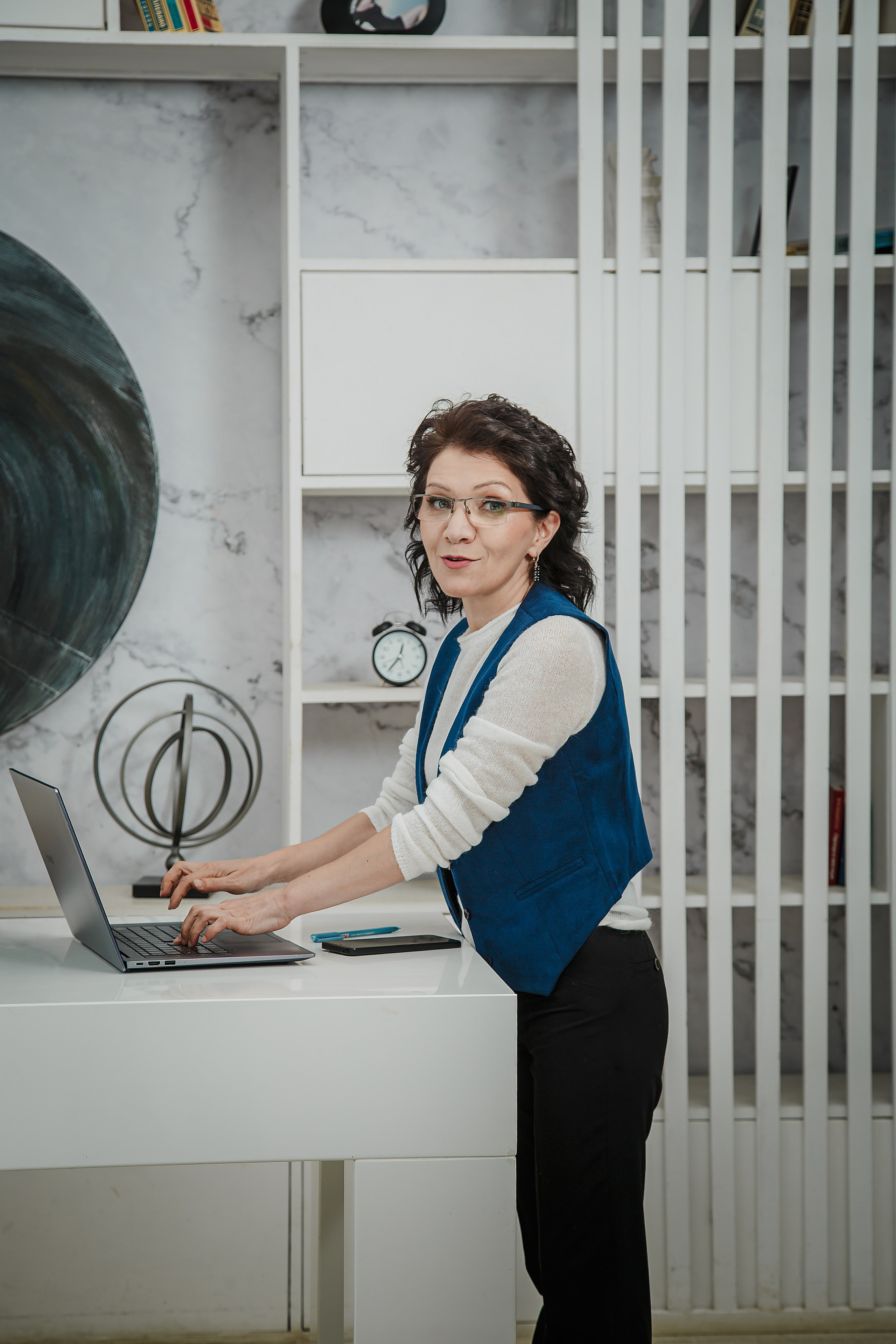 Женский коуч в светлой студии — брендовая фотосессия в Москве, Портрет женского коуча в деловом образе — фотосессия для личного бренда, Фотосессия для эксперта в офисной локации студии Москва, Женский коуч в повседневном образе — контент для соцсетей, Профессиональный бренд-фотограф в Москве — женский коуч, Образ женского коуча для сайта и продвижения в соцсетях, Разнообразные образы на брендовой фотосессии для эксперта, Светлая студия с офисными локациями — фотосессия для коуча, брендовая фотосессия для эксперта, фотосессия для женского коуча, бренд-фотограф Москва, фотосессия личный бренд, фотосессия для сайта, фотосессия для соцсетей, фотосессия для продвижения, фотосессия в студии Москва, фотосессия для эксперта Москва, профессиональная фотосессия для коуча. Катерина Сысуева, Рина Сысуева, rina_sphoto