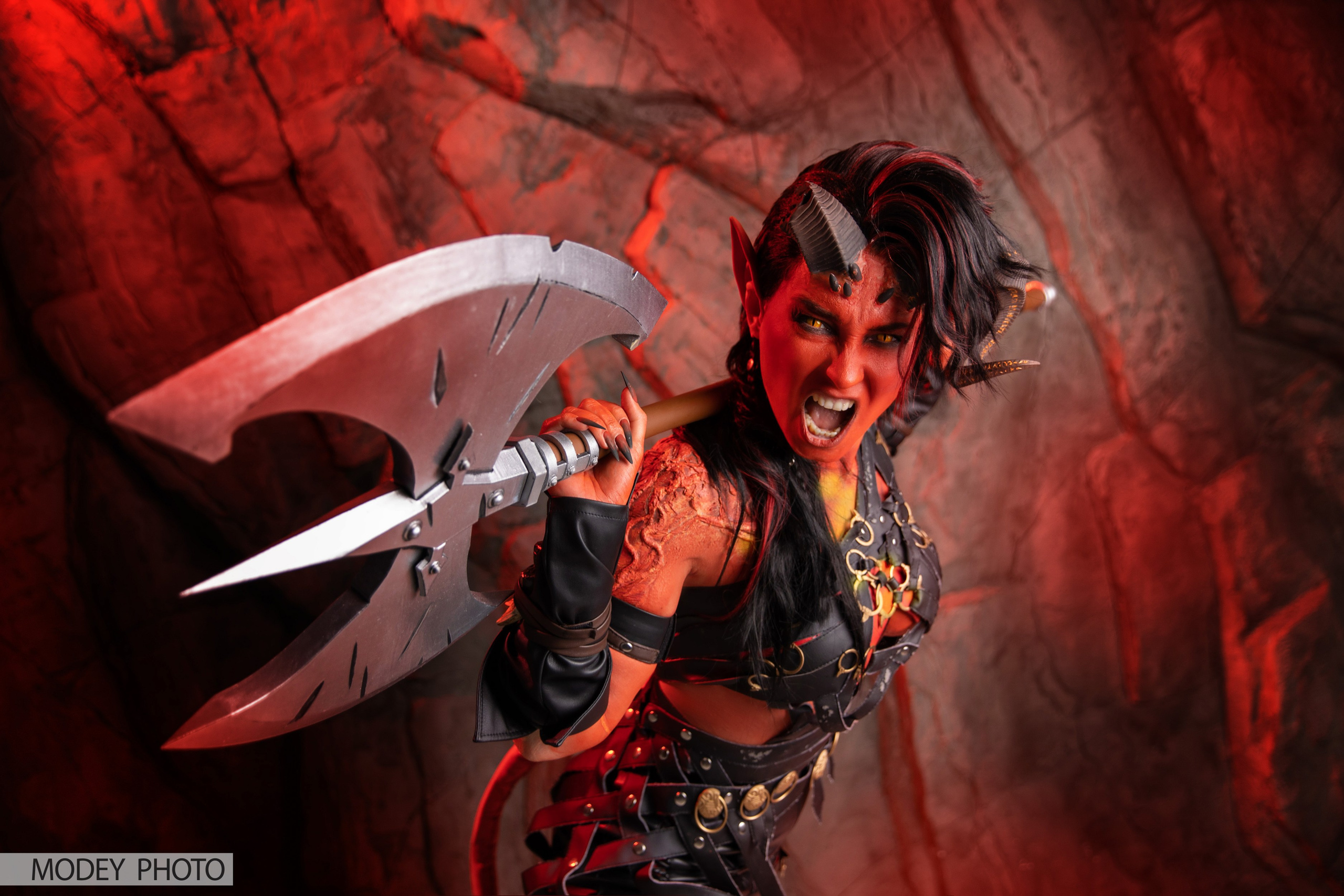 Огненная девушка Карлах из Baldur's Gate 3 (cosplay)